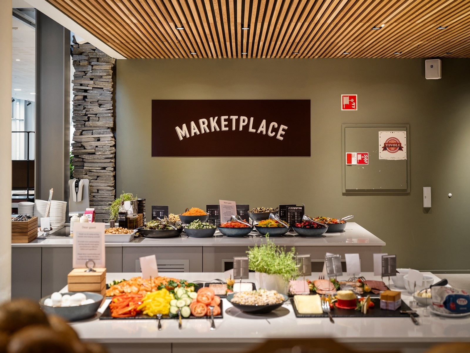 Her serveres varme- og kalde retter, påsmurt og salatbar m.v. Et godt tilbud tilpasset den enkelte. Galleribilde