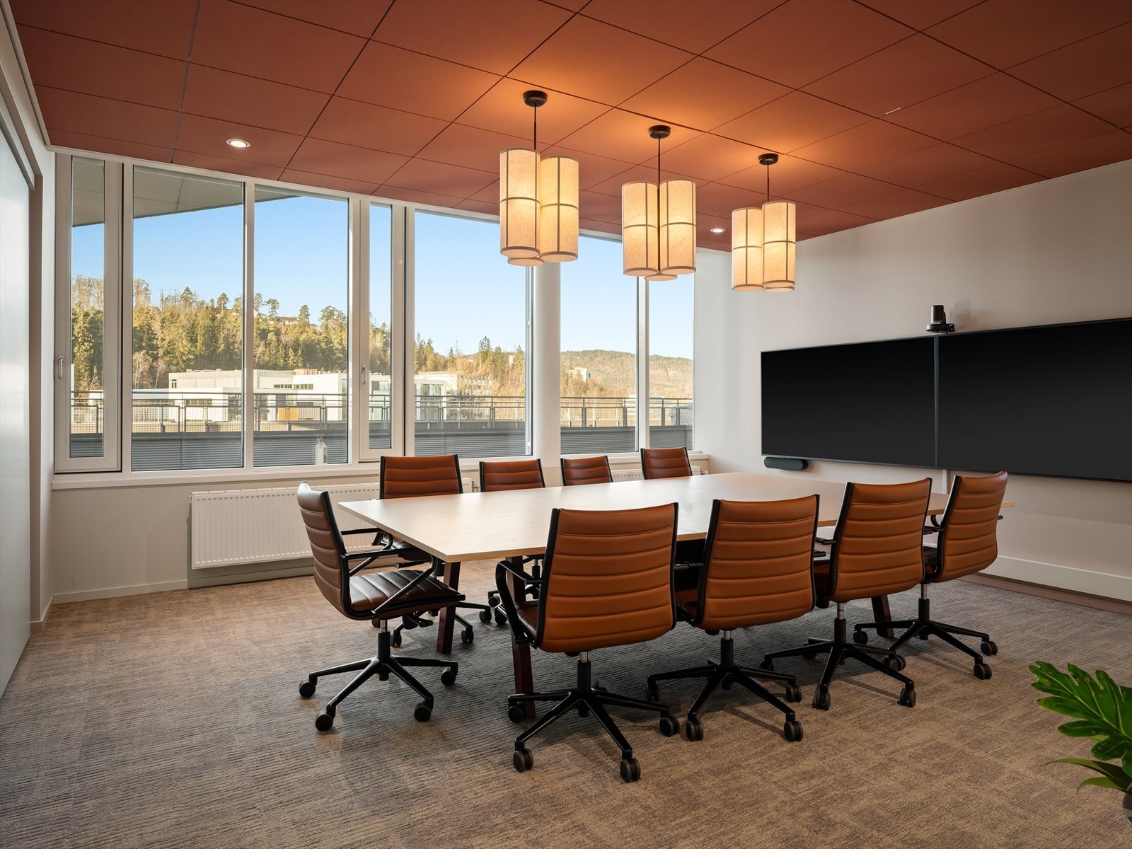 I Lensmannslia 4 kan vi tilby kontorlokaler i varierte størrelser fra ca. 480 - 2 790 kvm BTA over to sammenhengende plan. Galleribilde