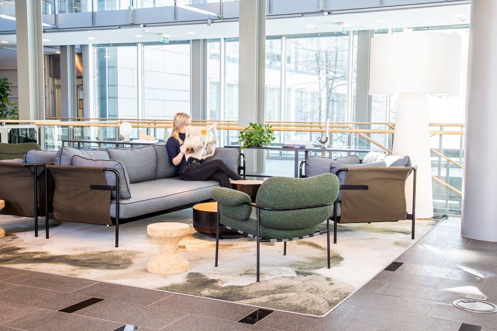 Tilknyttet resepsjonsområdet er det hyggelige lounge grupper i lyse omgivelser, godt egnet for sosialisering og uformell møtevirksomhet. Galleribilde