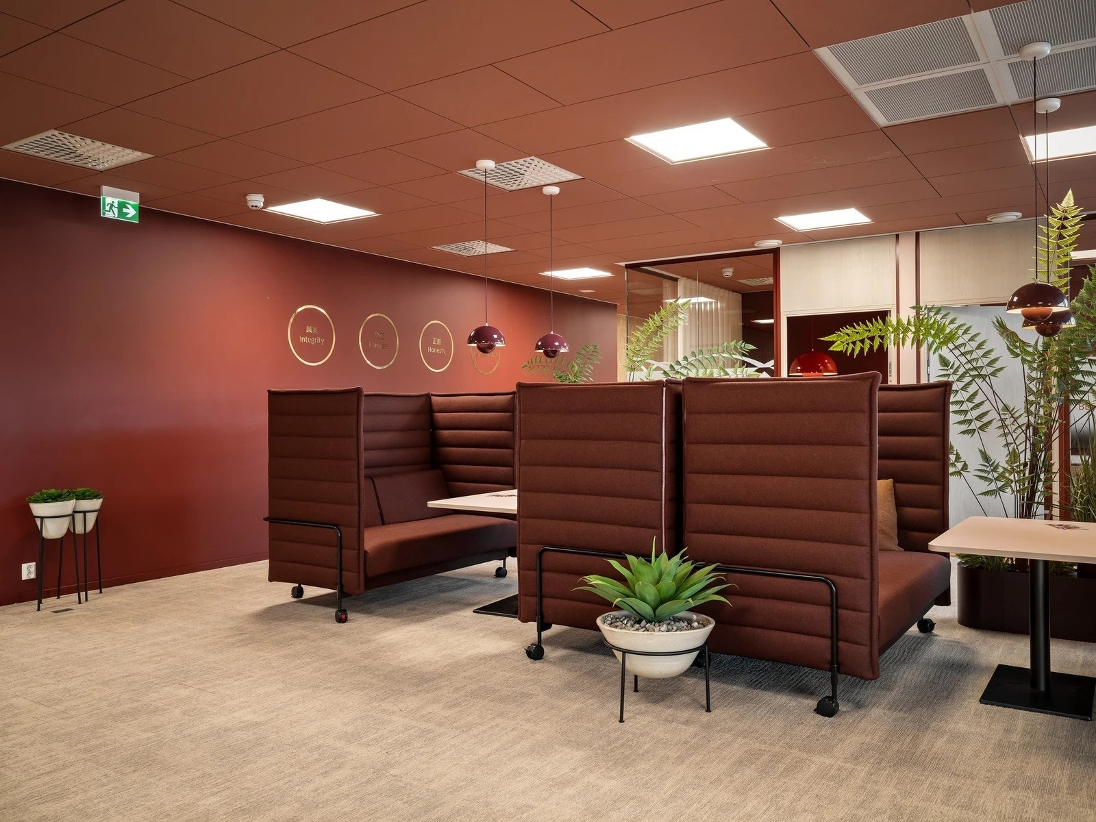 Bilder i annonsen viser eksempler til innredning fra andre leietakere i bygget. Galleribilde