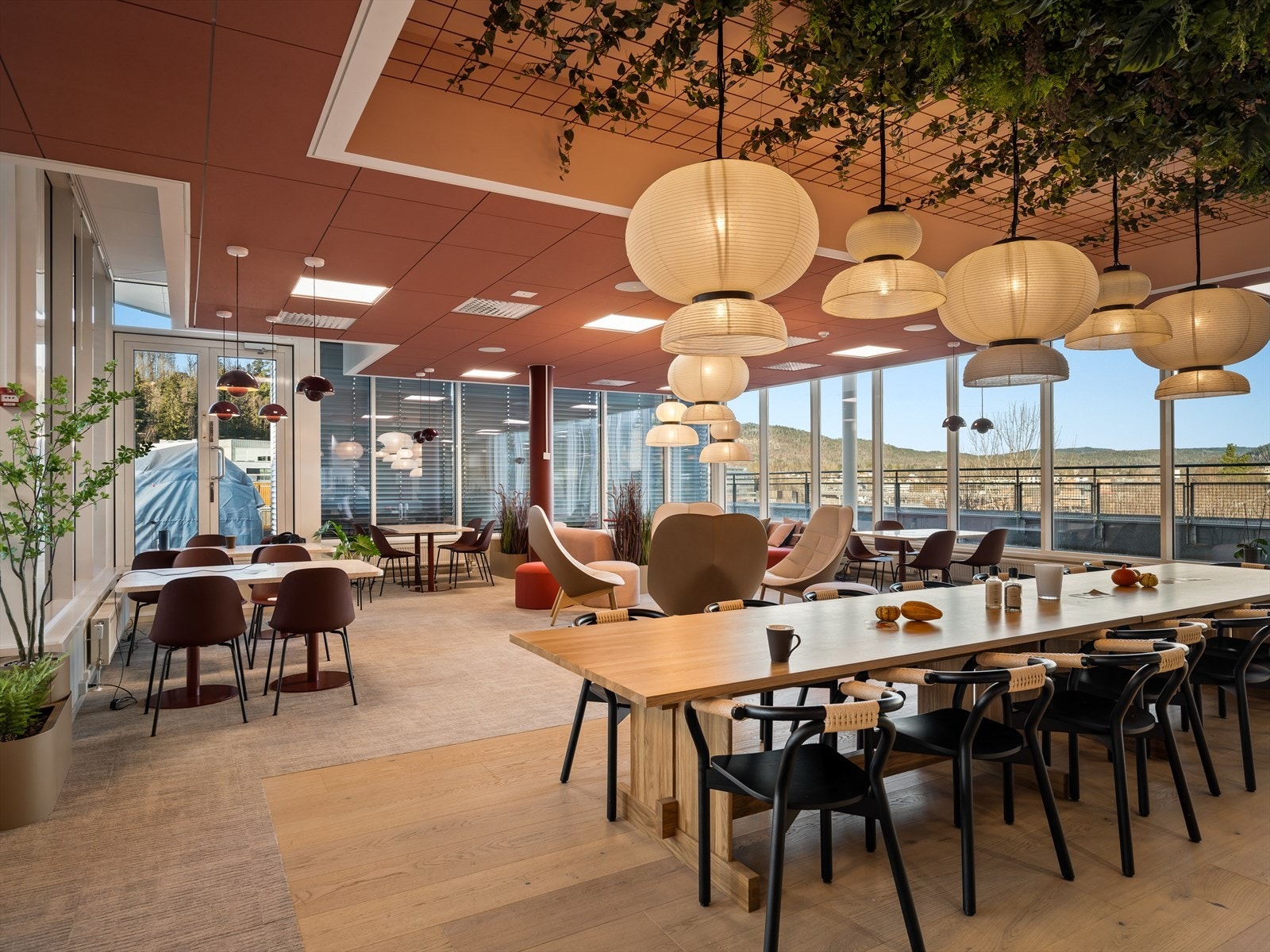 Luftige takhøyder, store vindusflater og godt lysinslipp er gjennomgående. Galleribilde