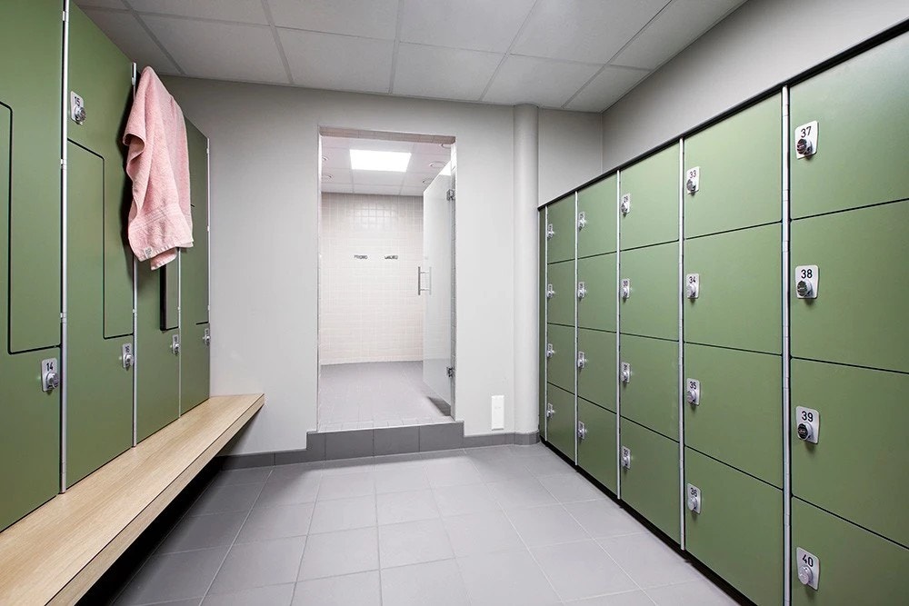 Topp moderne dusj- og garderobanlegg. Bygget har også romslig med sykkelparkering, med sykkelvask og servicestasjon. Galleribilde