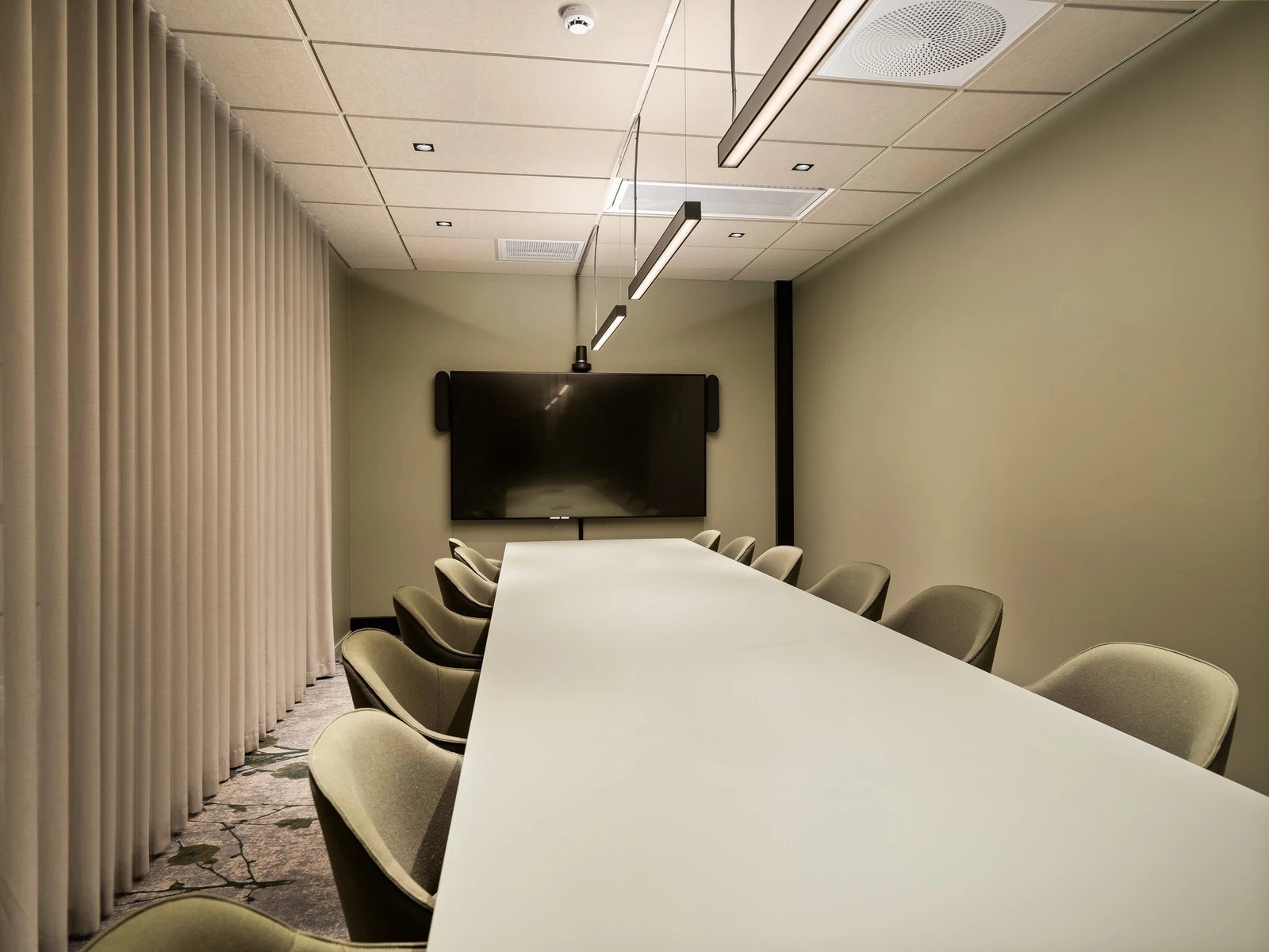 Som leietaker i bygget nyter man godt av de felles møtefasilitetene. Lensmannslia 4 har felles møterom med kapasitet ifra 4 til 14 personer, samt peisstua med kapasitet opp til 82 sitteplasser. Galleribilde