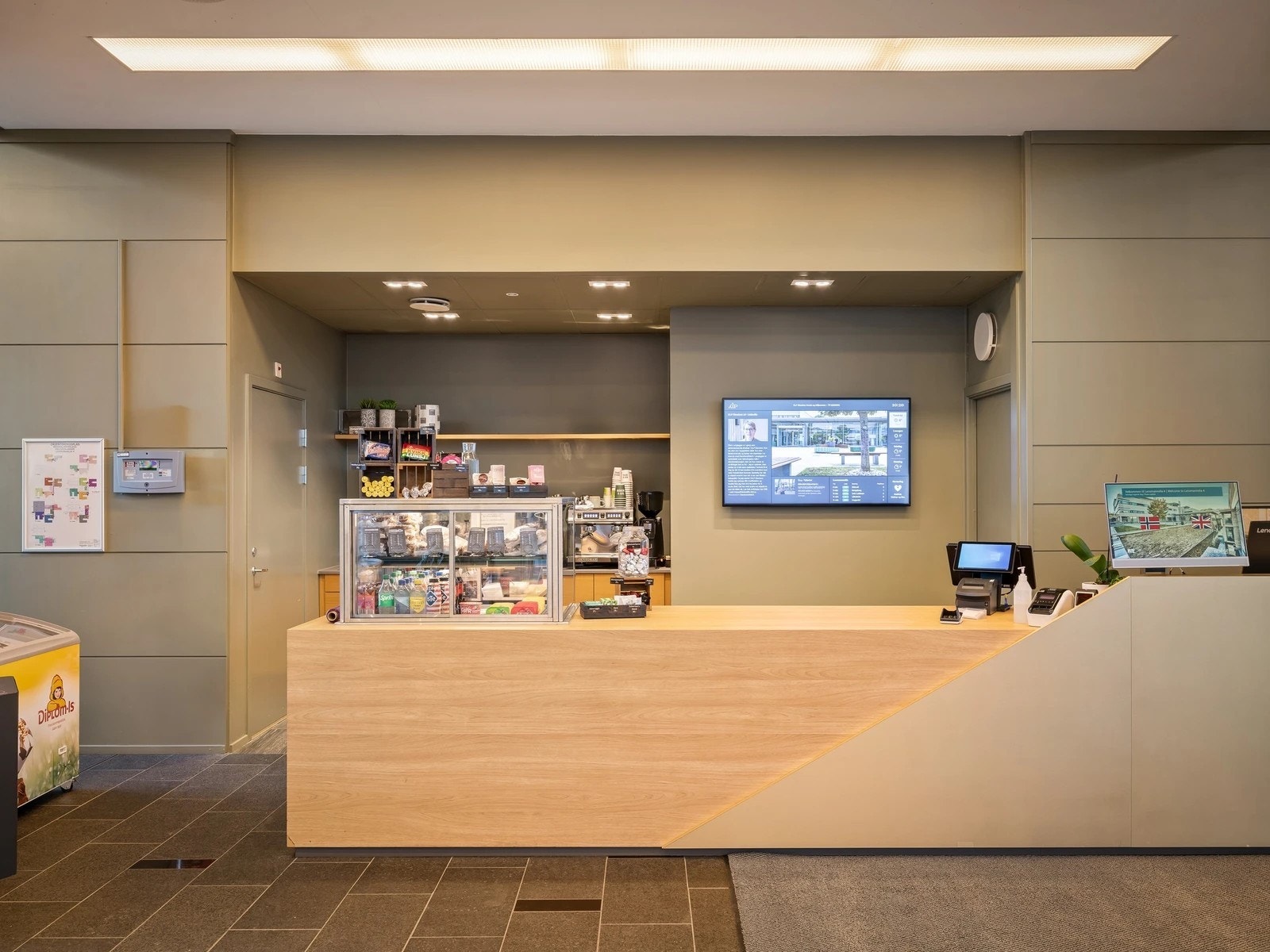 I inngangspartiet møtes ansatte og besøkende velkommen av en betjent resepsjon med kaffebar. Galleribilde