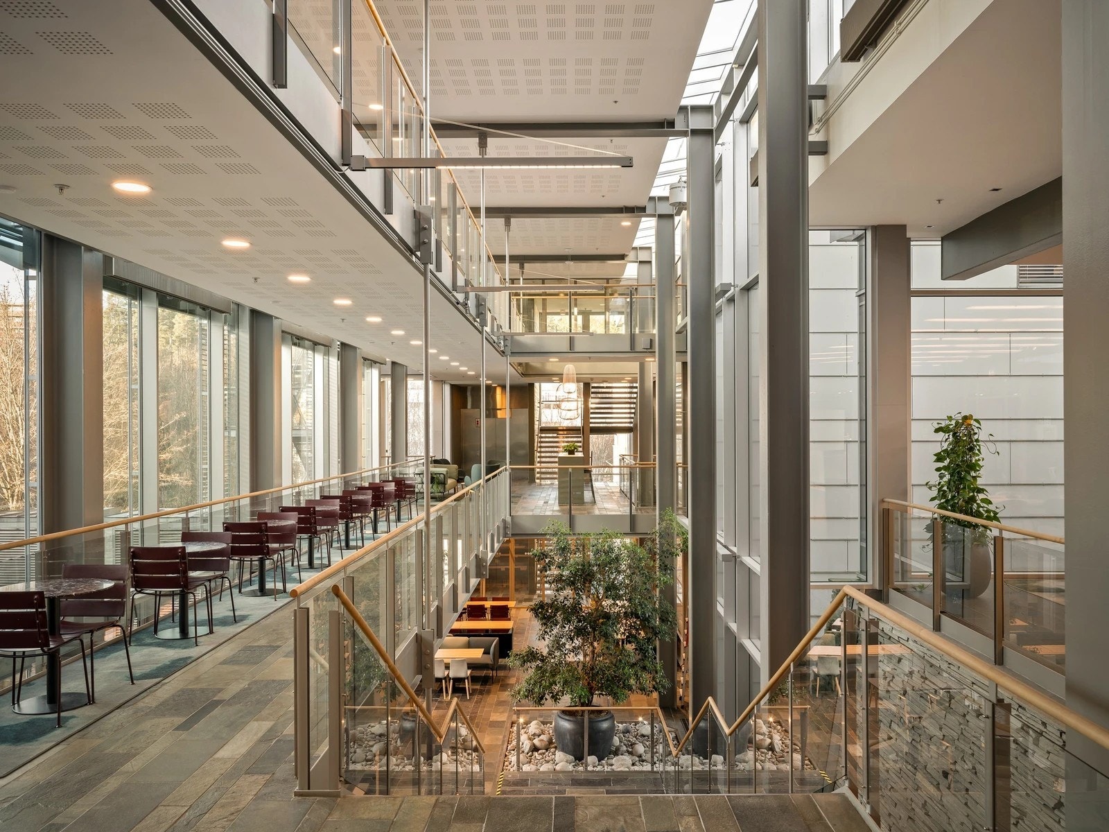 Fullservicebygget har innbydende fellesarealer med et moderne og tidsriktig uttrykk. Galleribilde