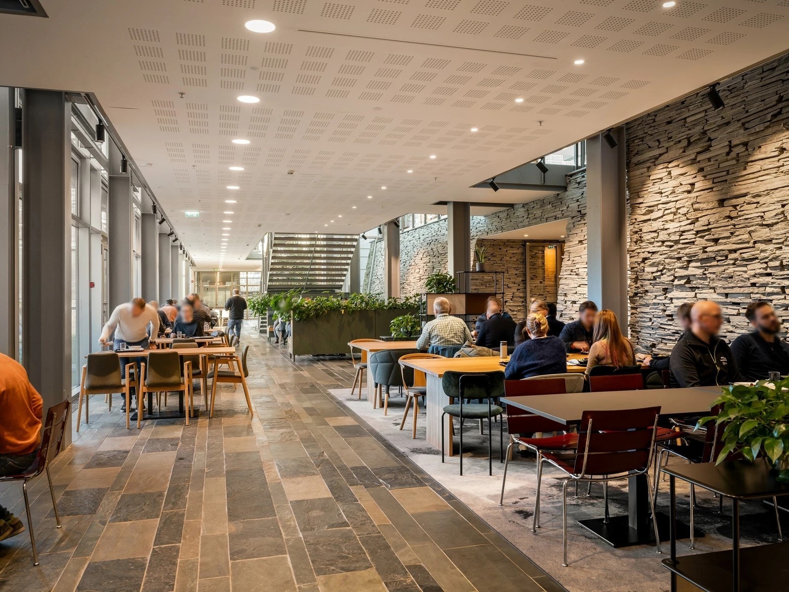 Restauranten har sittegrupper i hyggelige omgivelser. Galleribilde