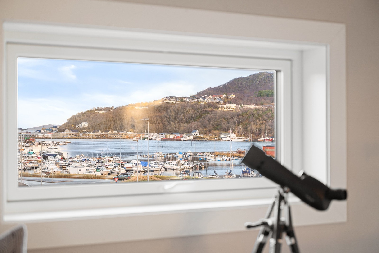 Fra toppetasjen kan du nyte fin utsikt mot båthavna i Harstadbotn, Gangsås og innover mot byområdet Galleribilde