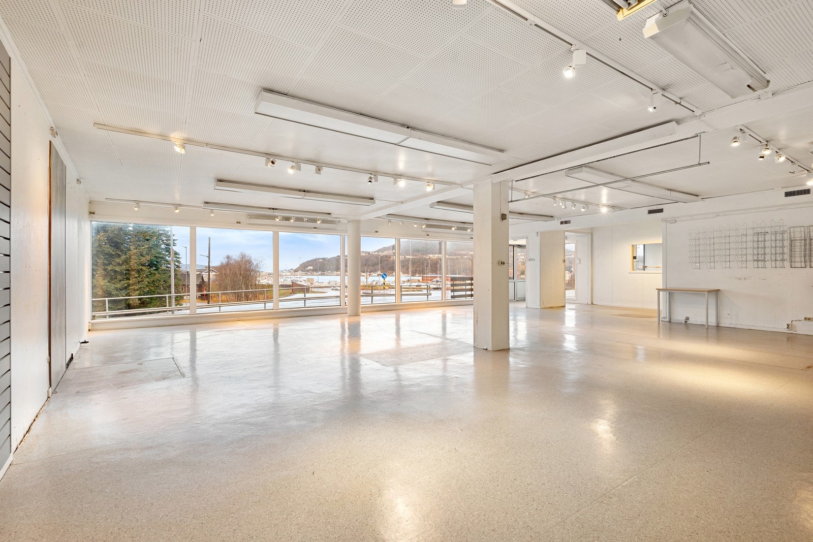 Hele underetasjen inneholder næringslokale Galleribilde