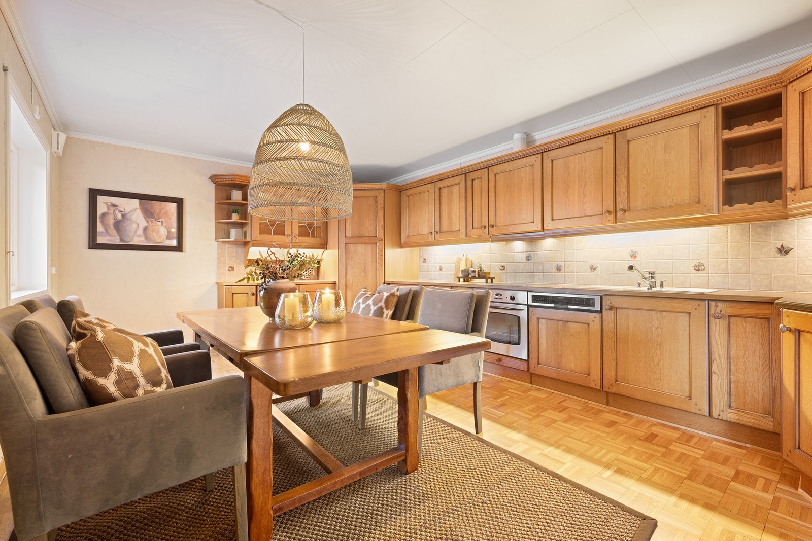 Kjøkkeninnredningen er påkostet i senere tid og har profilerte heltrefronter i eik Galleribilde