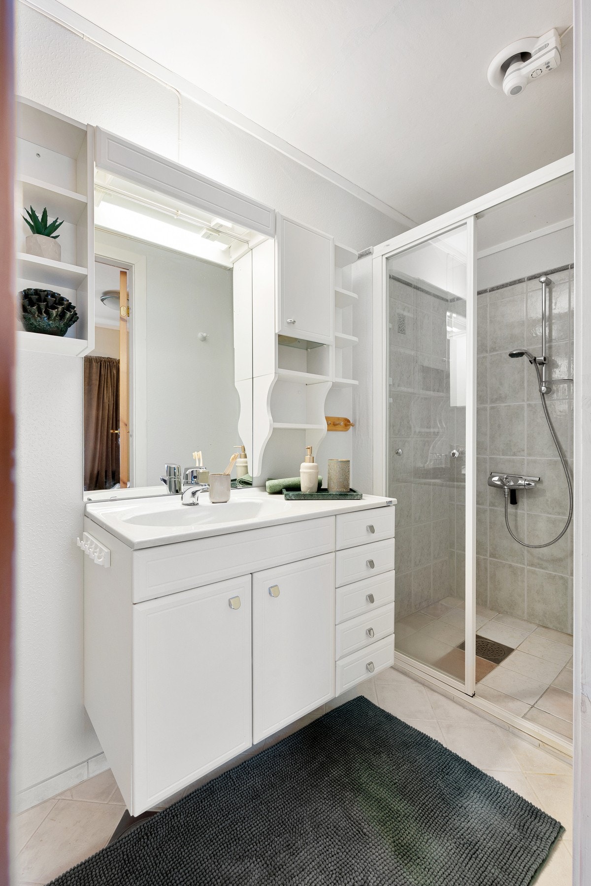 Bad med servantinnredning og dusj Galleribilde