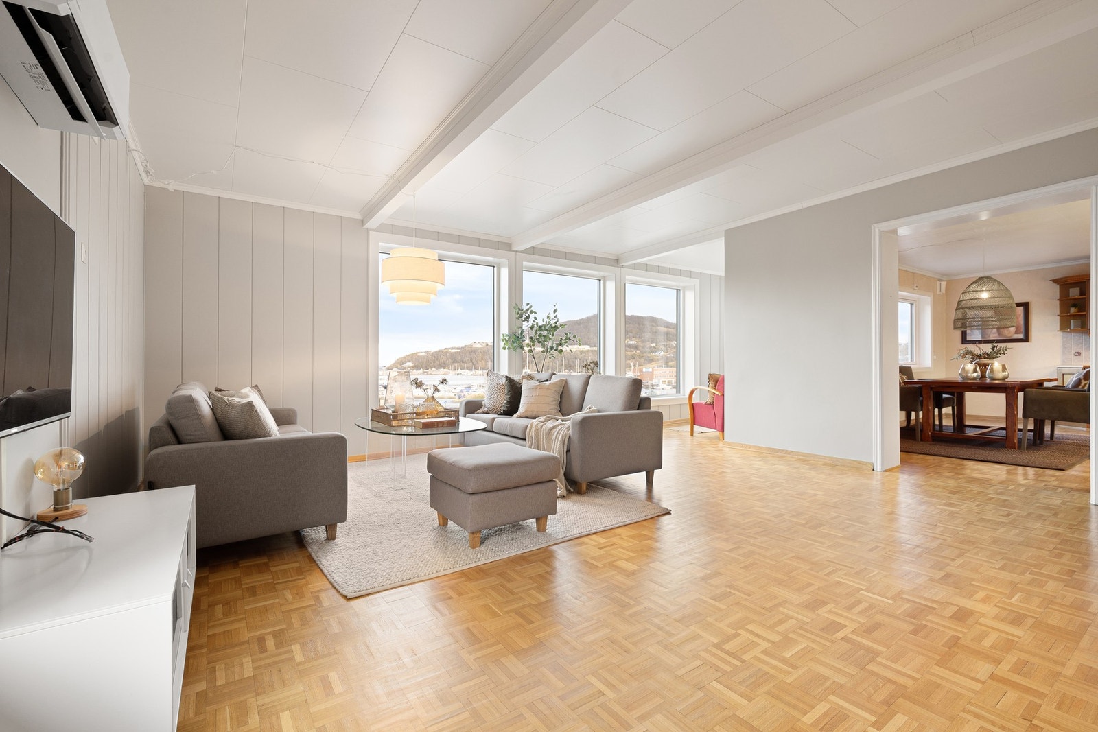 Stuens utforming byr på flere møbleringsmuligheter og soner Galleribilde