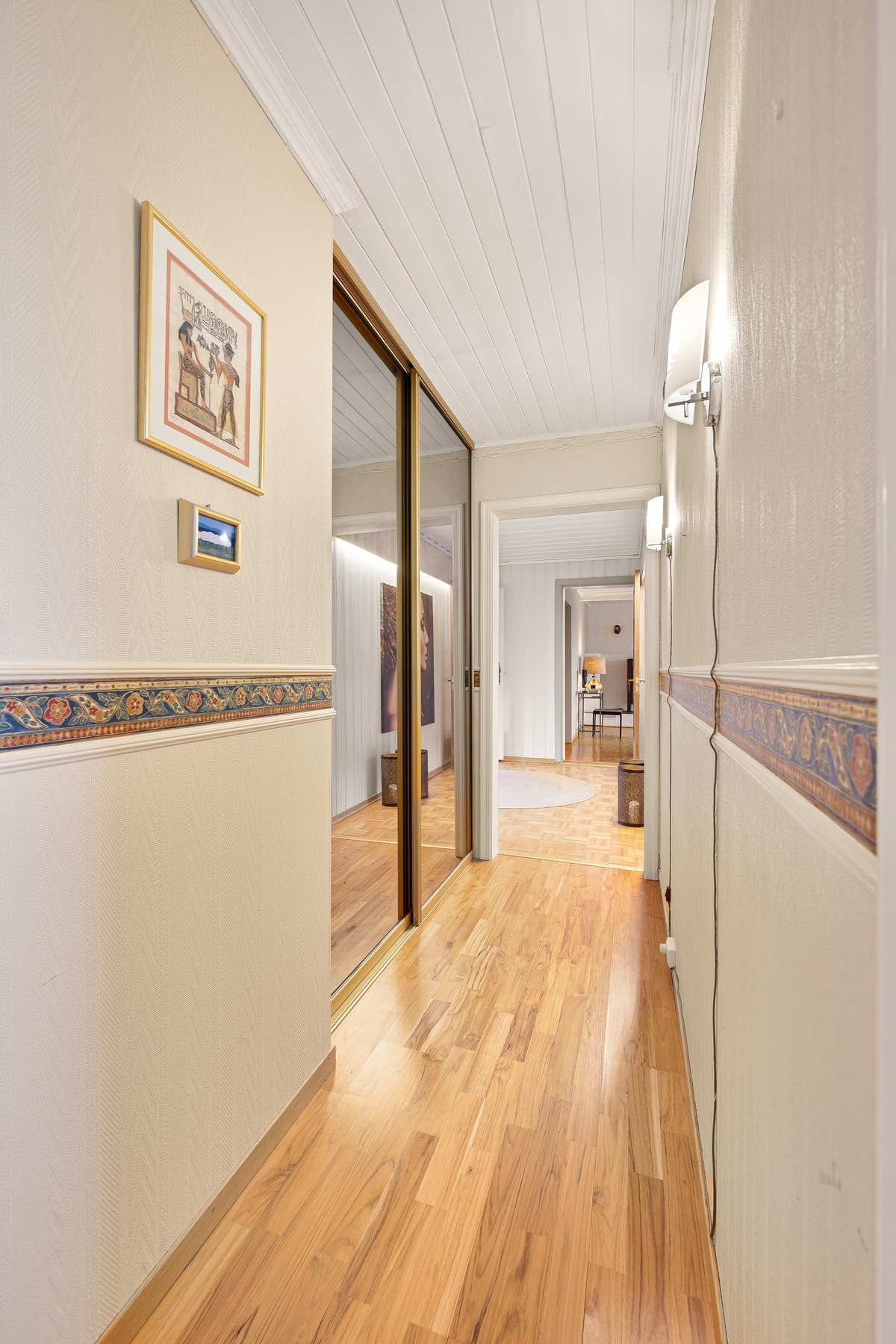 Skyvedørsgarderobe i gang gir praktisk oppbevaring Galleribilde