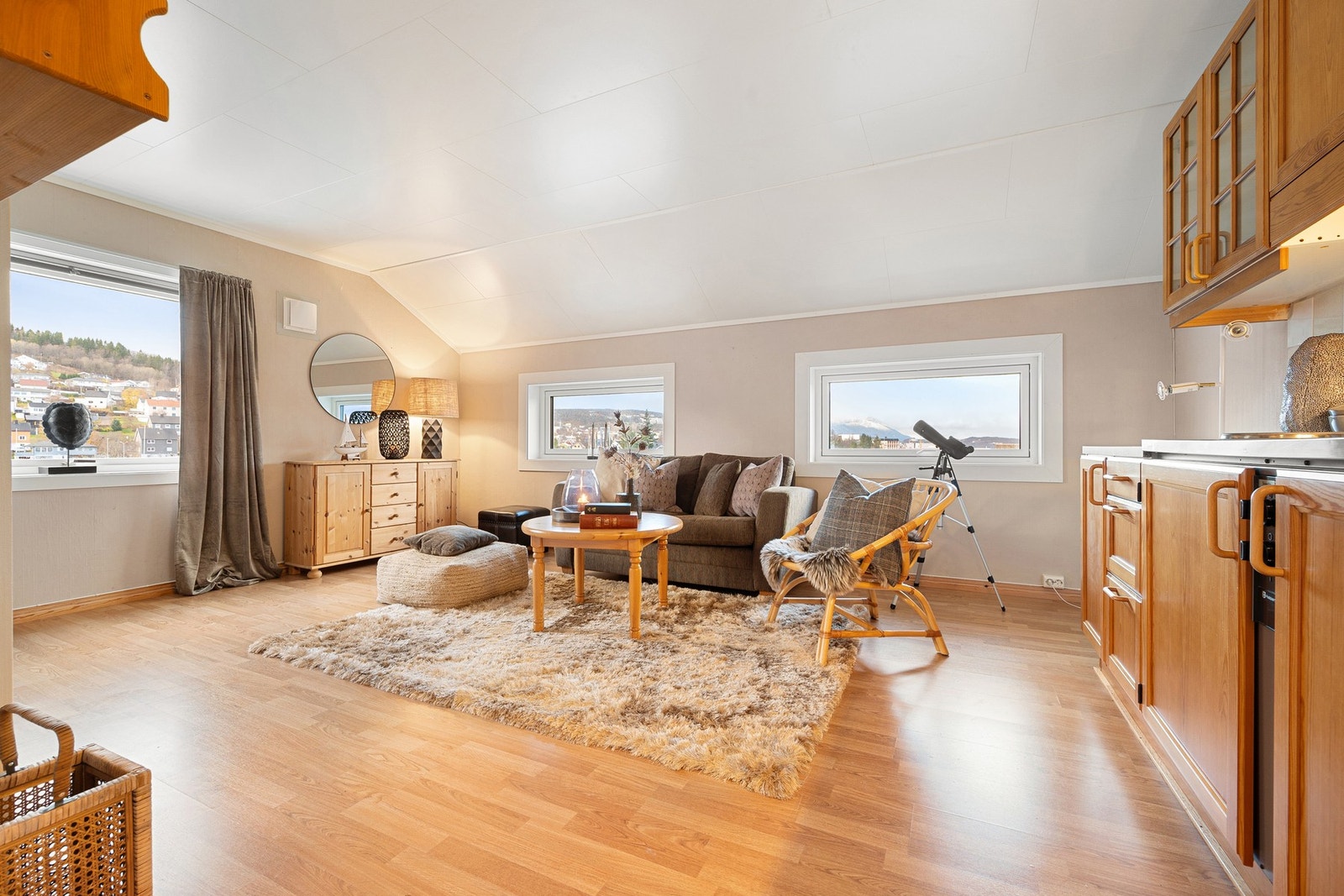 Stue og kjøkken i åpen løsning Galleribilde