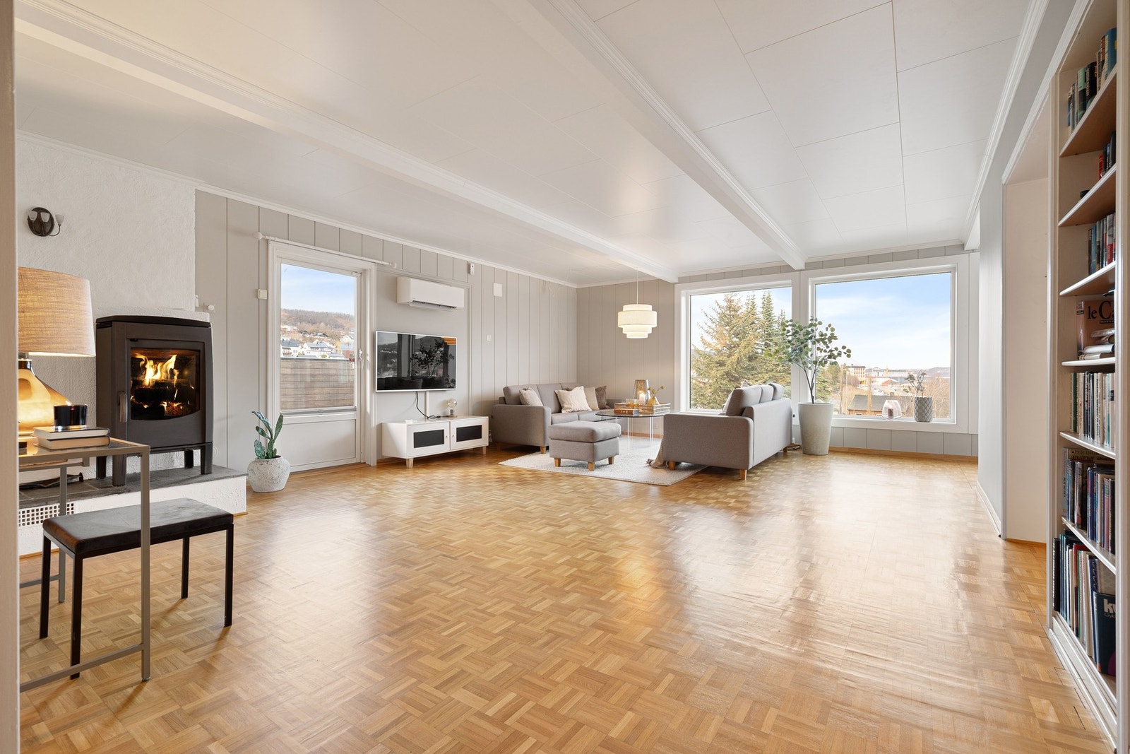 Hovedleiligheten strekker seg over hele 1. etasje (130 kvm) og har i tillegg to soverom og wc i 2. etasje Galleribilde