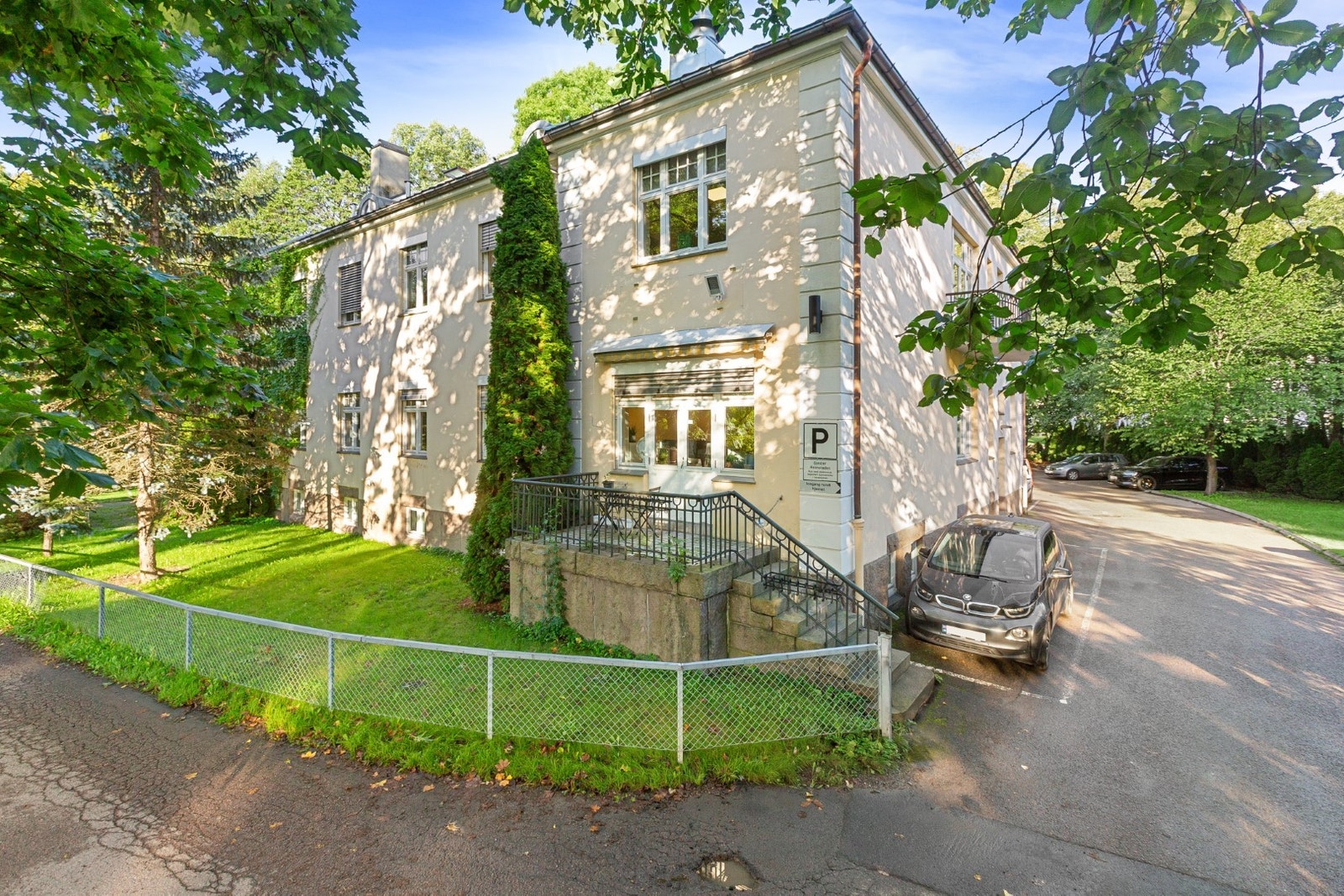 Pent opparbeidet beplantning i innkjørselen til parkeringsplassene utenfor inngangspartiet. Galleribilde