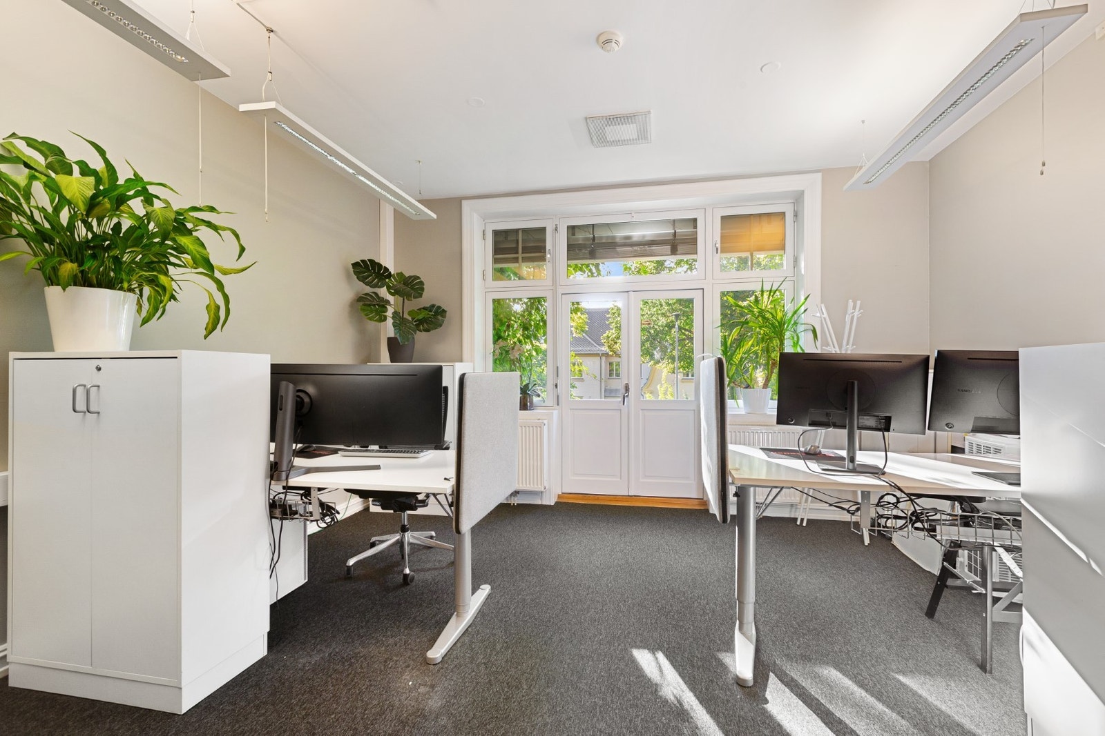 Svært god takhøyde og store herskapelige vindusfelt. Den doble fløydøren leder ut til frodig privat hage. Galleribilde