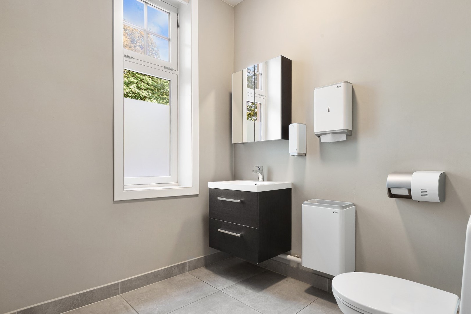 Pent flislagte toaletter. Adskilt herre og dame. Galleribilde