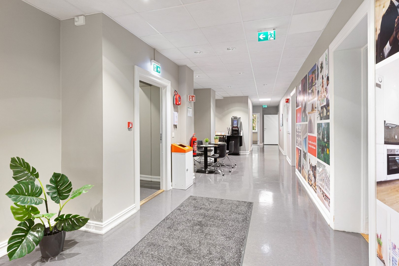 Resepsjonsområde sett fra resepsjonen. Hovedinngang og heisen til venstre på bildet. Galleribilde