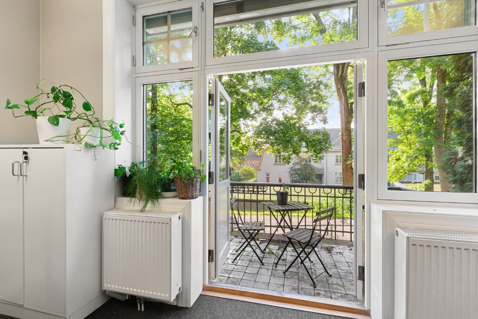 Koselige sitteplasser i tilknytning til flere av grupperommene. Velrenomerte Villa Ulvin er nærmeste nabo. Galleribilde