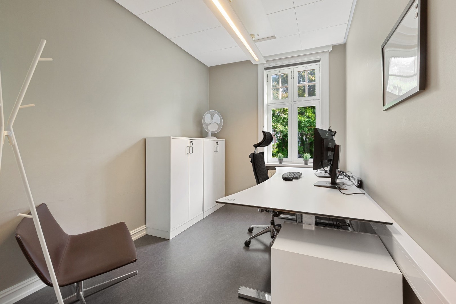 Lyst og effektivt cellekontor med store vindusflater. Inspirerende utsikt mot grønne omgivelser. Perfekt for deg som ønsker arbeidsro i et profesjonelt kontorfellesskap, med tilgang til felles kantine, møterom og sosiale soner. Galleribilde