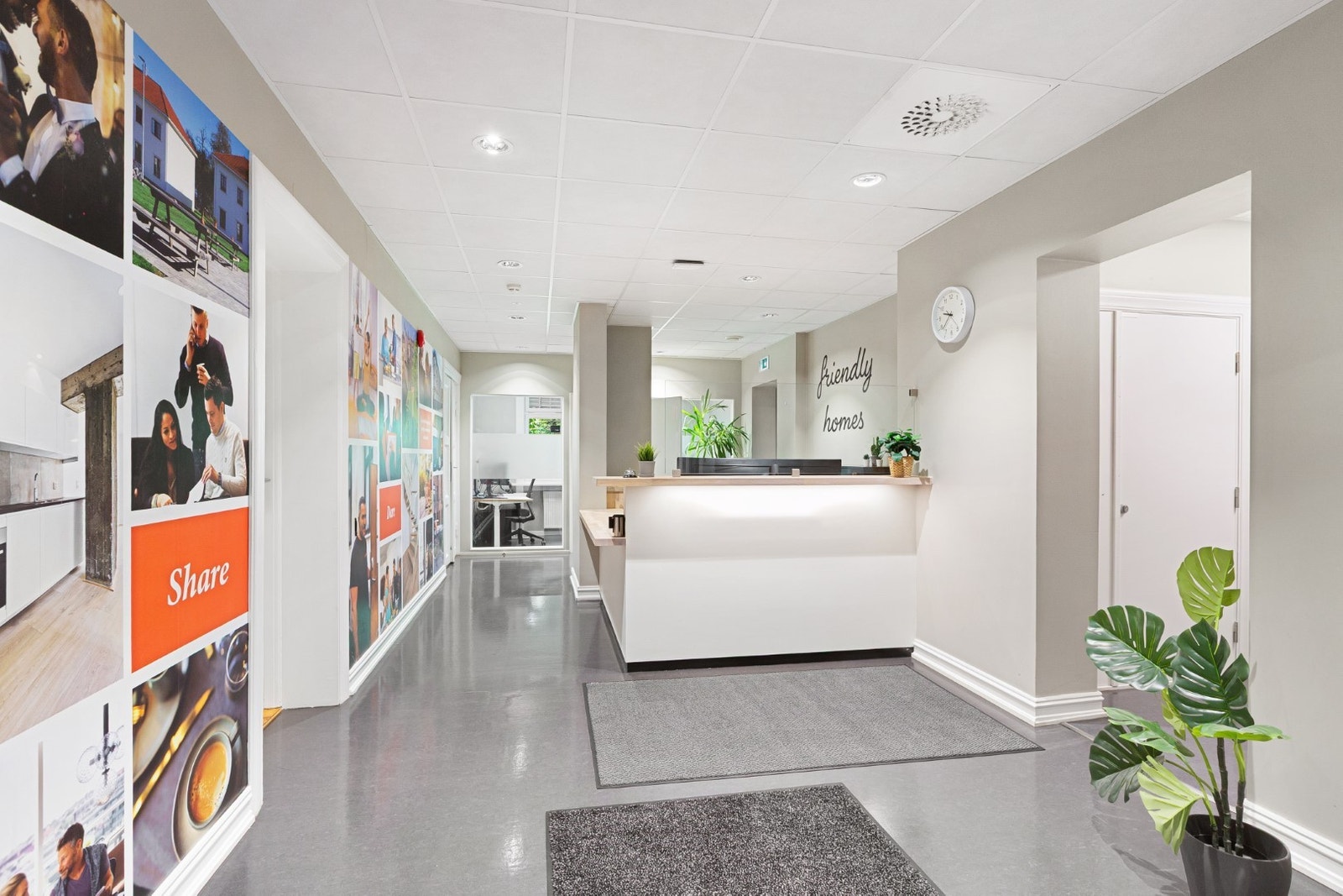 Lyst og Innbydende resepsjon med snekkertilpasset resepsjonsdisk. Galleribilde