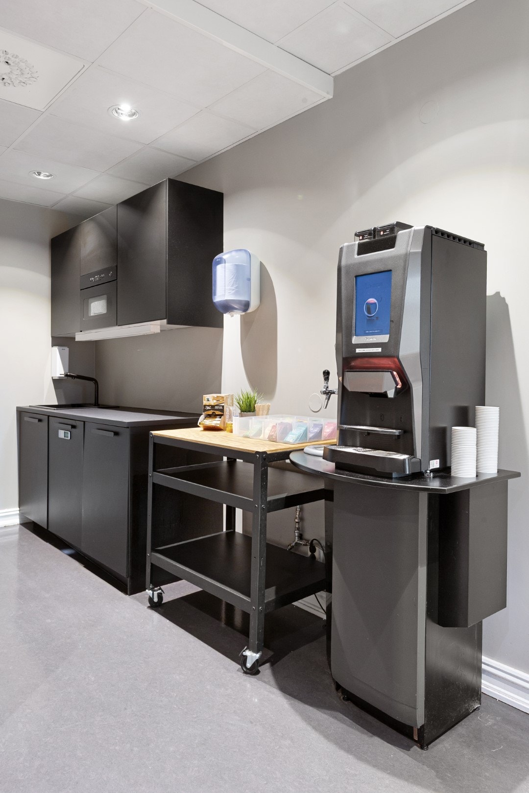 Minikjøkken, til blant annet kaffekopper Galleribilde