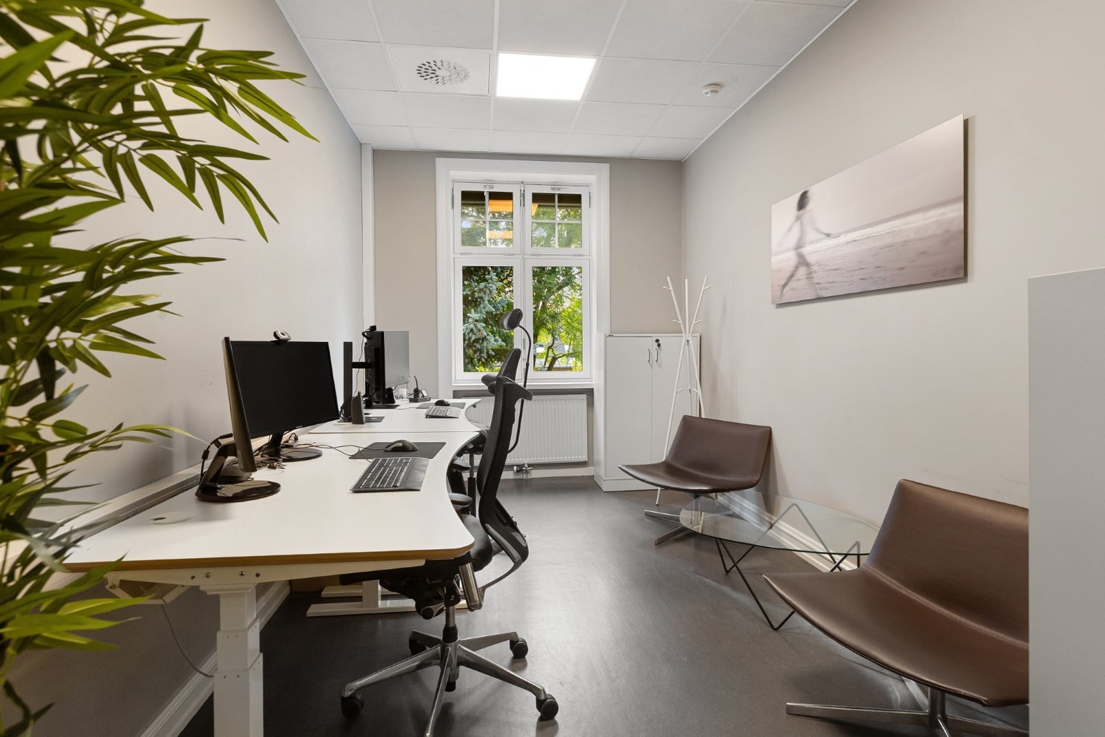 Cellekontorer i ulike størrelser og utforming skaper et dynamisk arbeidsmiljø. Galleribilde