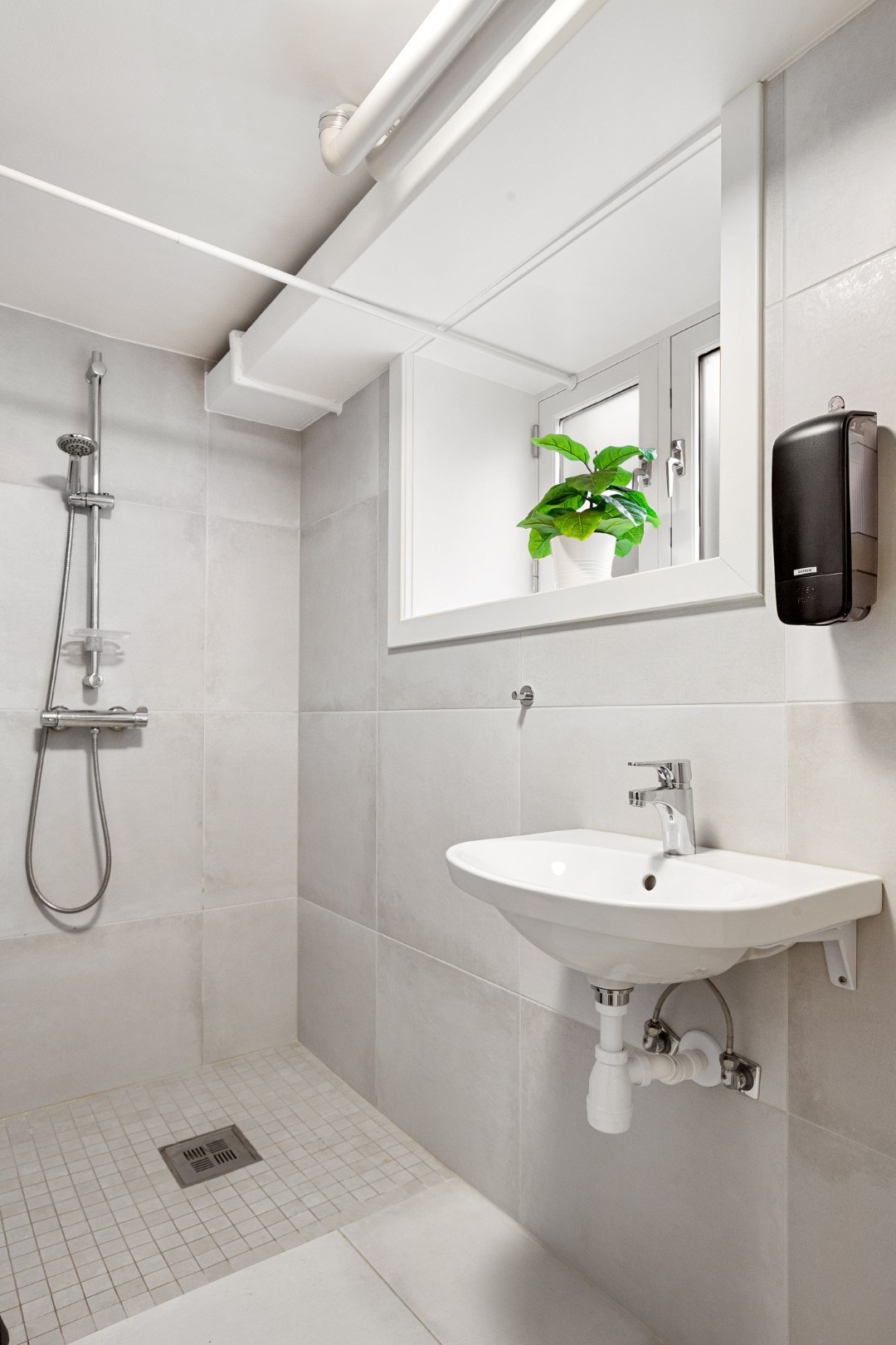 Flislagt bad bed dusj. Galleribilde