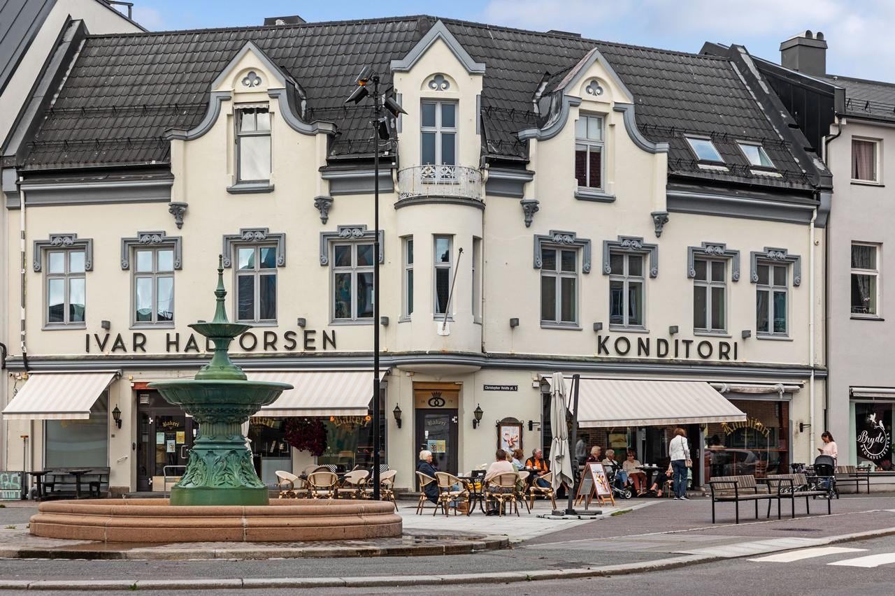 Beliggende vis a vis byen eldste konditori. Galleribilde