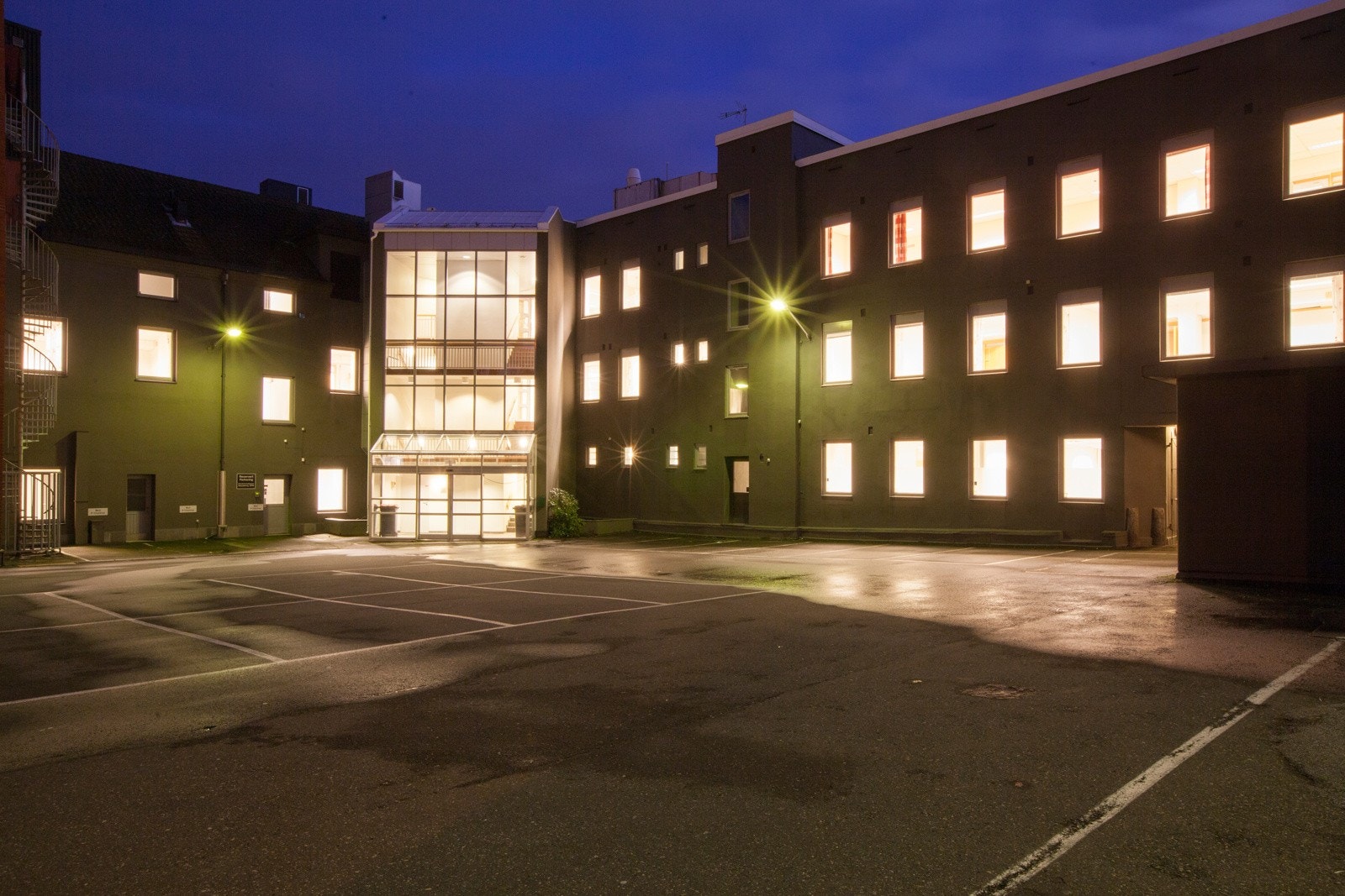 2 - Fra bakgården, moderne trappehus med heis Galleribilde