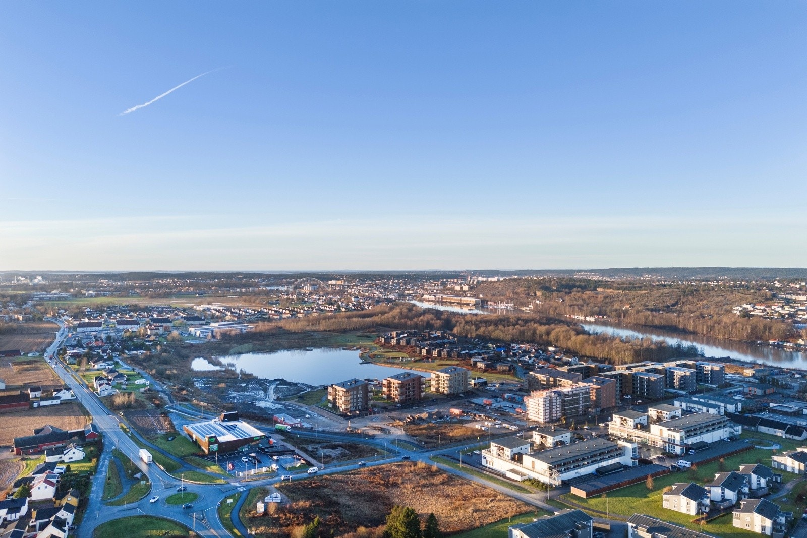 Østsiden Storsenter. Riksveien mellom Fredrikstad og Sarpsborg går forbi senteret. Galleribilde