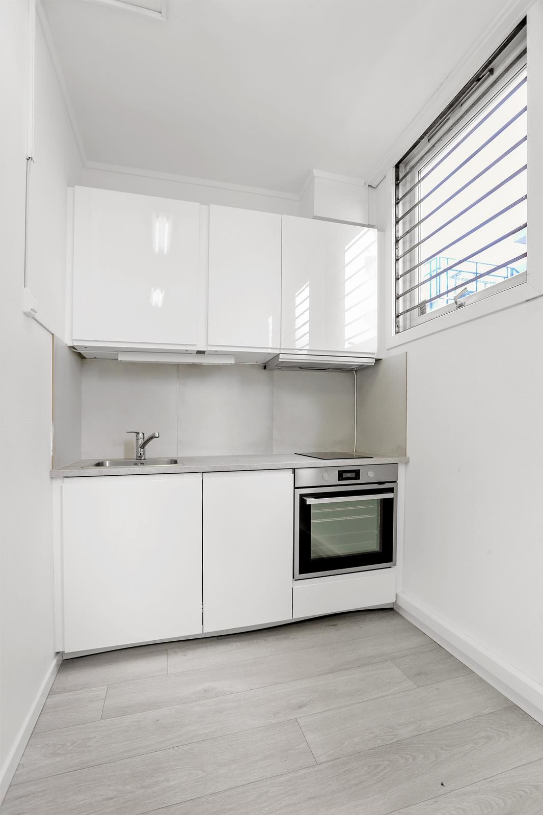 Moderne kjøkken på personalrommet Galleribilde