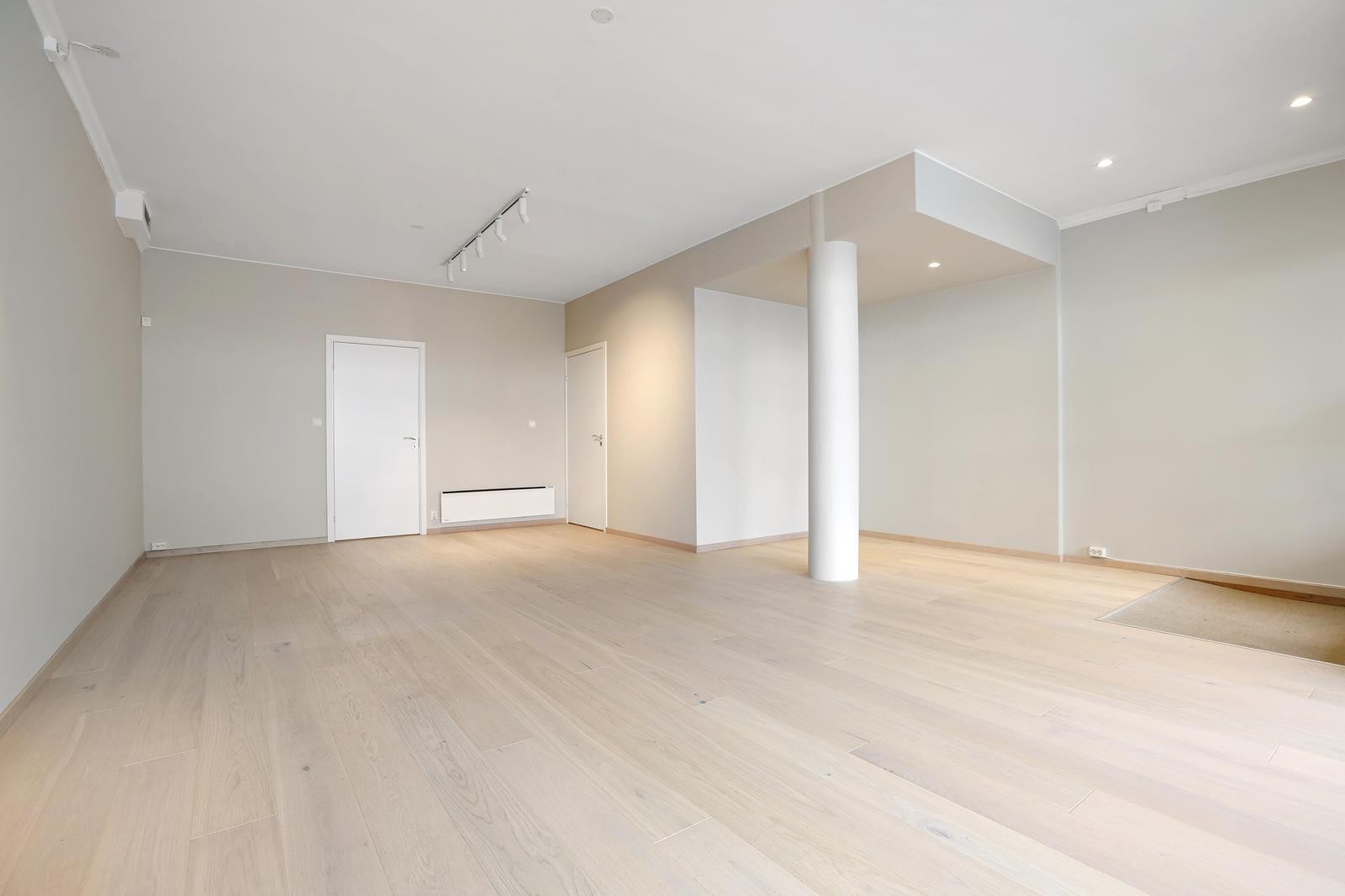 Døren til høyre på bildet fører ned trappen til lager i kjelleren Galleribilde