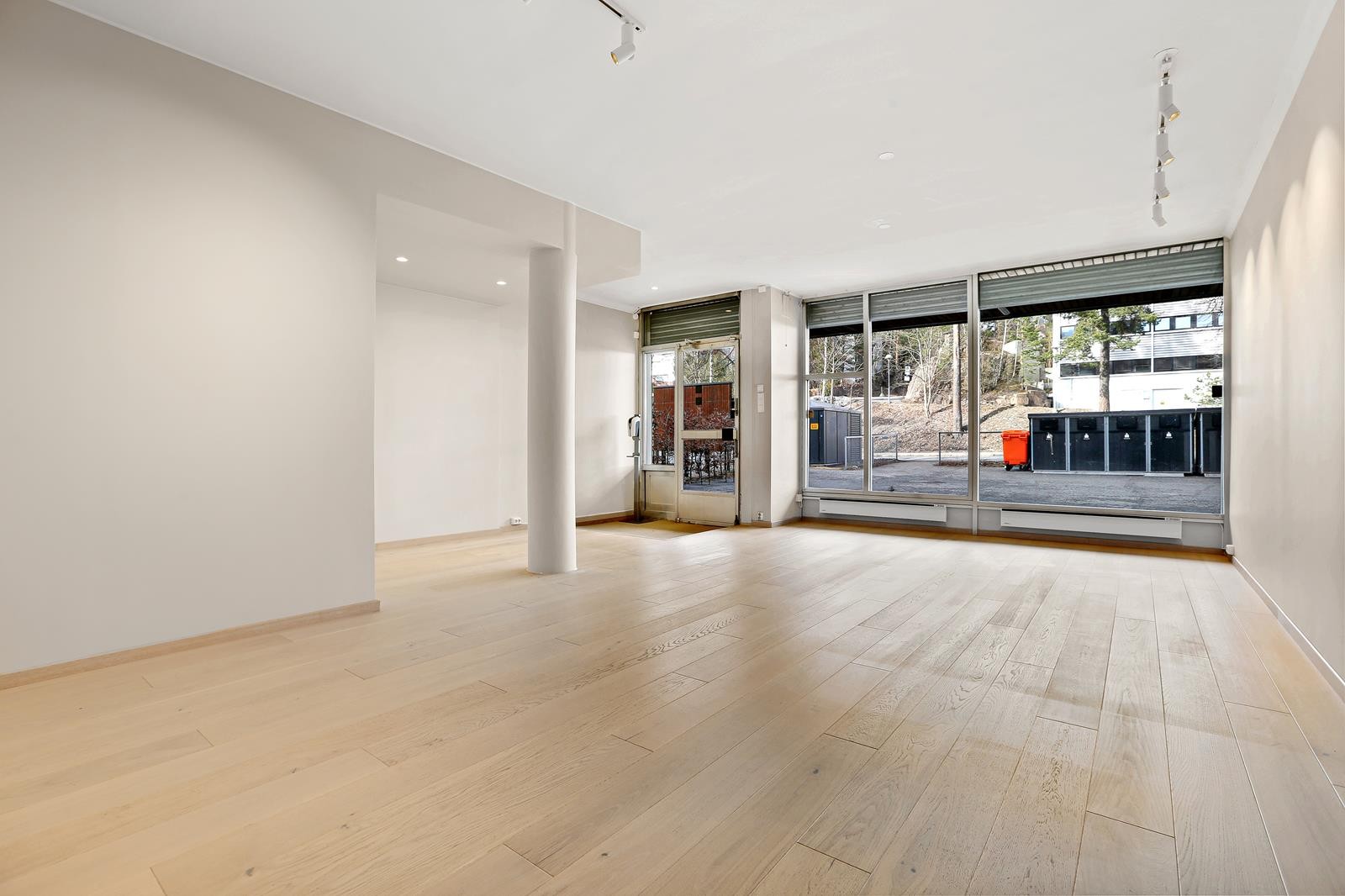 Lyst og fint med store eksponerte vinduer. Ny belysning, gulv og overflater. Galleribilde