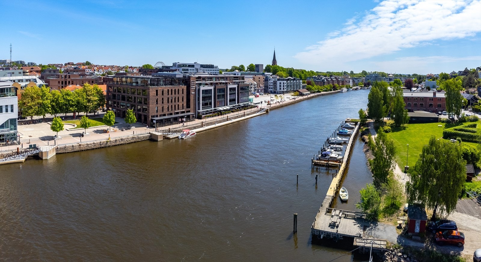 Nærmere bryggekanten kan man nesten ikke komme - med park/torg og byens sentrumsfasiliteter rett i nærheten Galleribilde