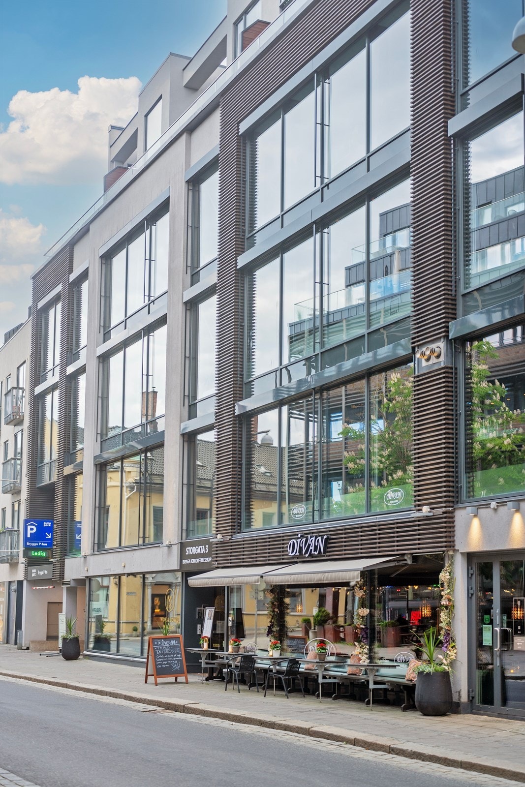 Inngang både fra Storgata (bilde) og fra elvesiden/bryggepromenaden Galleribilde