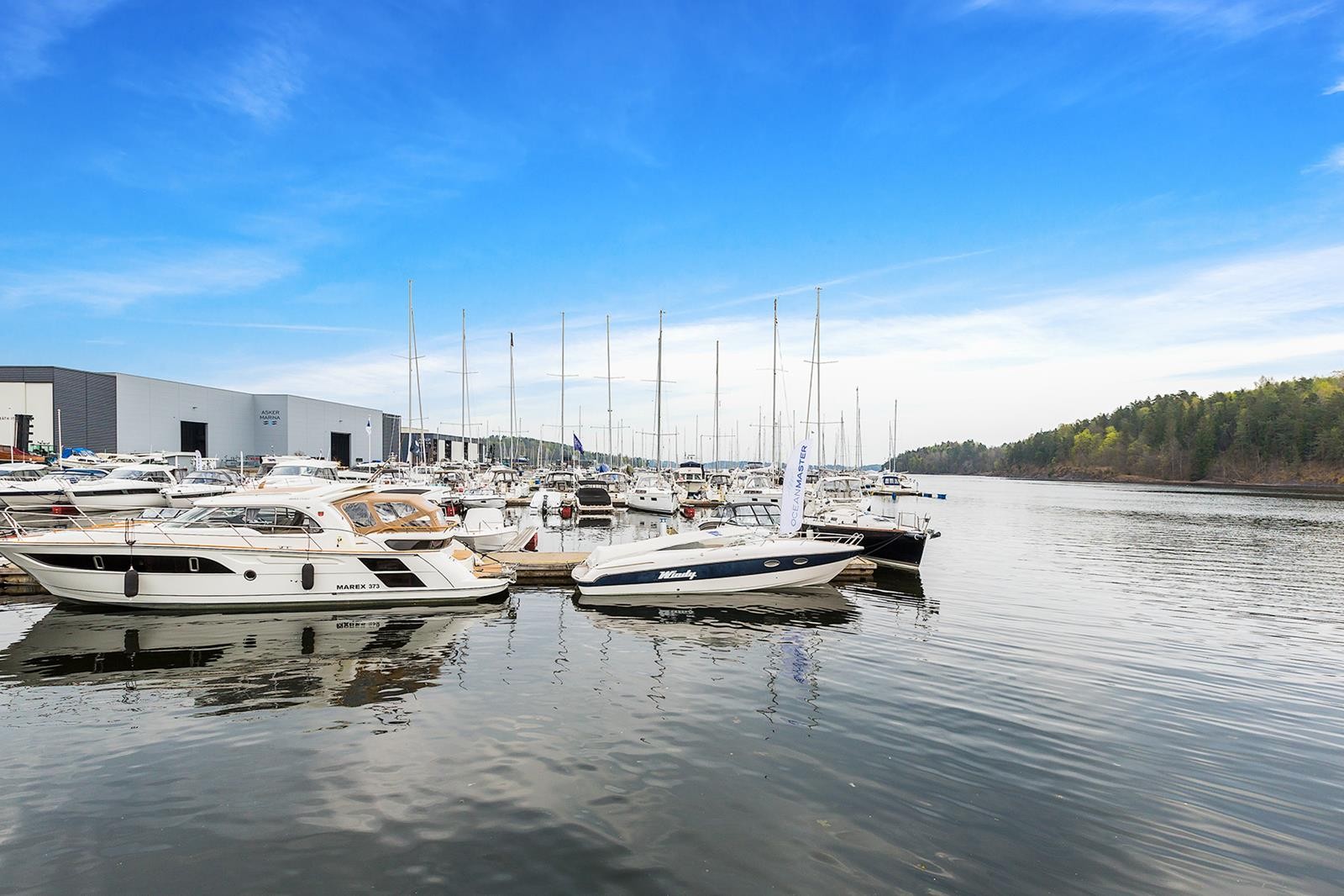 Umiddelbar nærhet til sjøen der leietaker kan nyte de maritime omgivelsene fra morgen til kveld Galleribilde