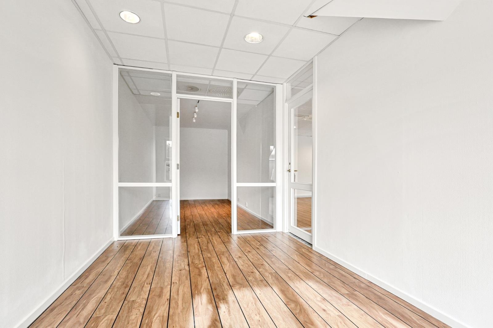 Eget møterom med tilgang via det ene cellekontoret Galleribilde