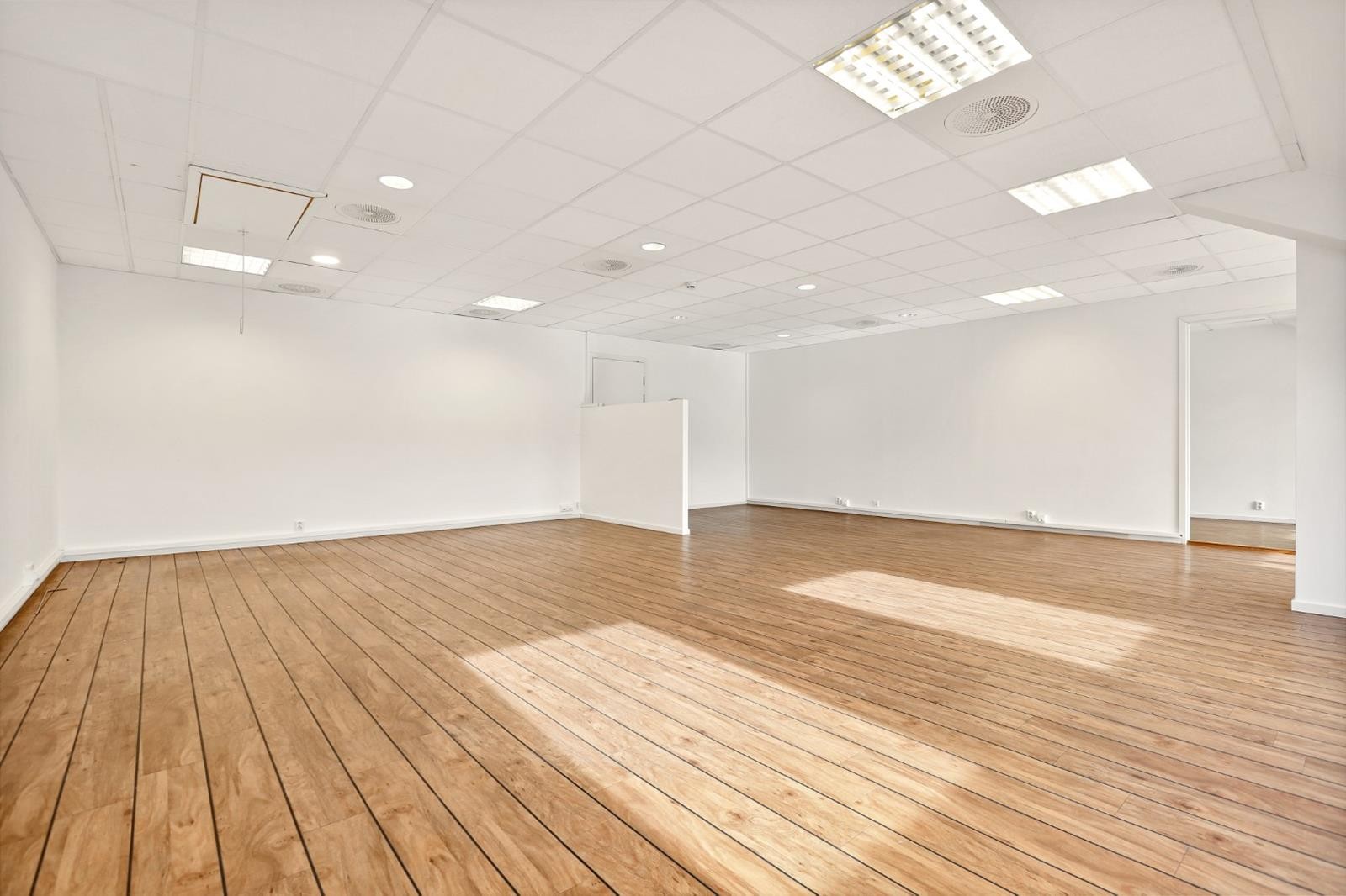 Tilgang til fellesarealene via døren som såvidt fremkommer på bildet Galleribilde