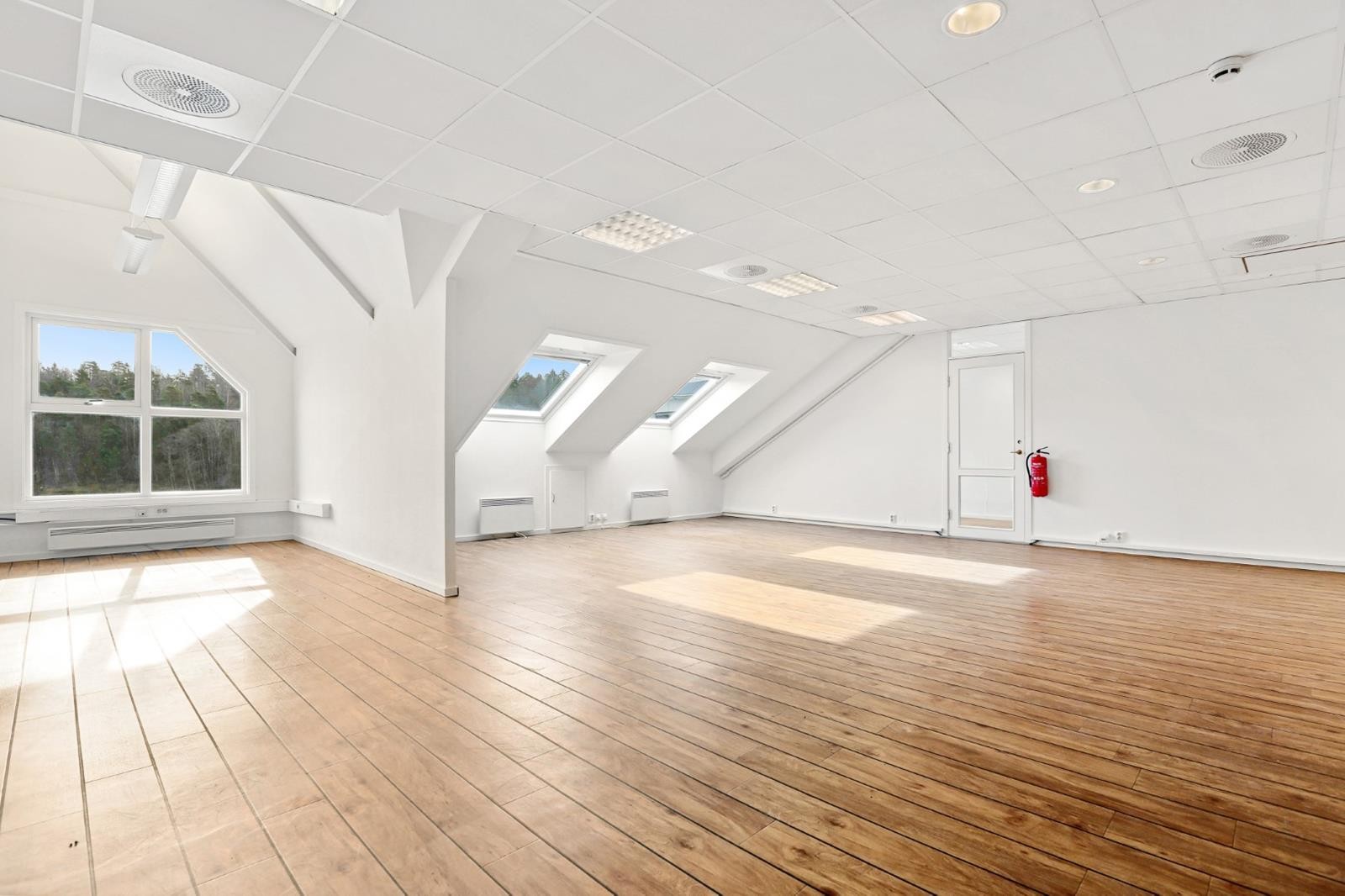 Skråtak i deler av lokalet skaper et unikt preg Galleribilde