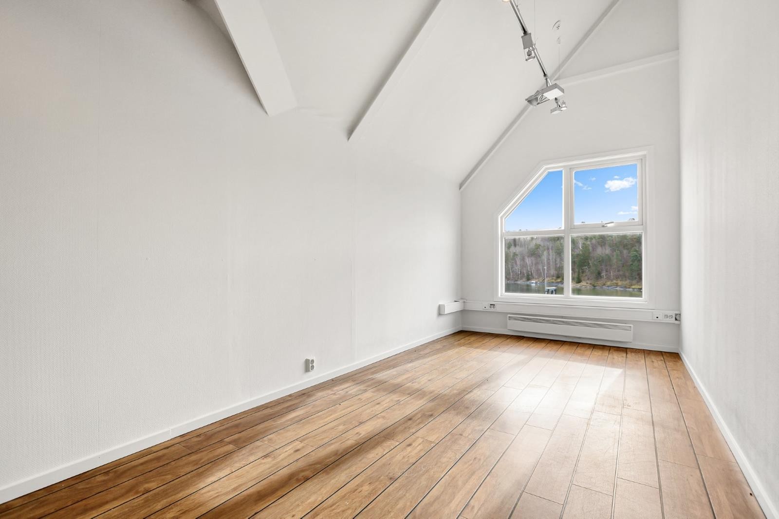 Begge cellekontorene har eget vindu Galleribilde