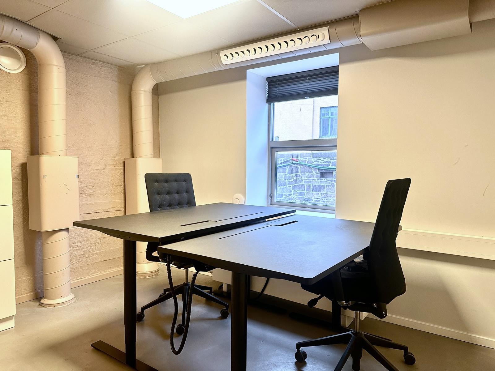 To lyse og fine cellekontorer vegg i vegg. To arbeidsplasser per celle. Begge to har tilgang til fellesarealene med møterom, auditoriet og treningsrom. Galleribilde