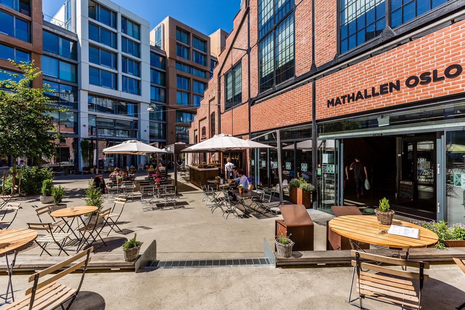 Mathallen med et rikt utvalg av mat og drikke som nærmeste nabo Galleribilde