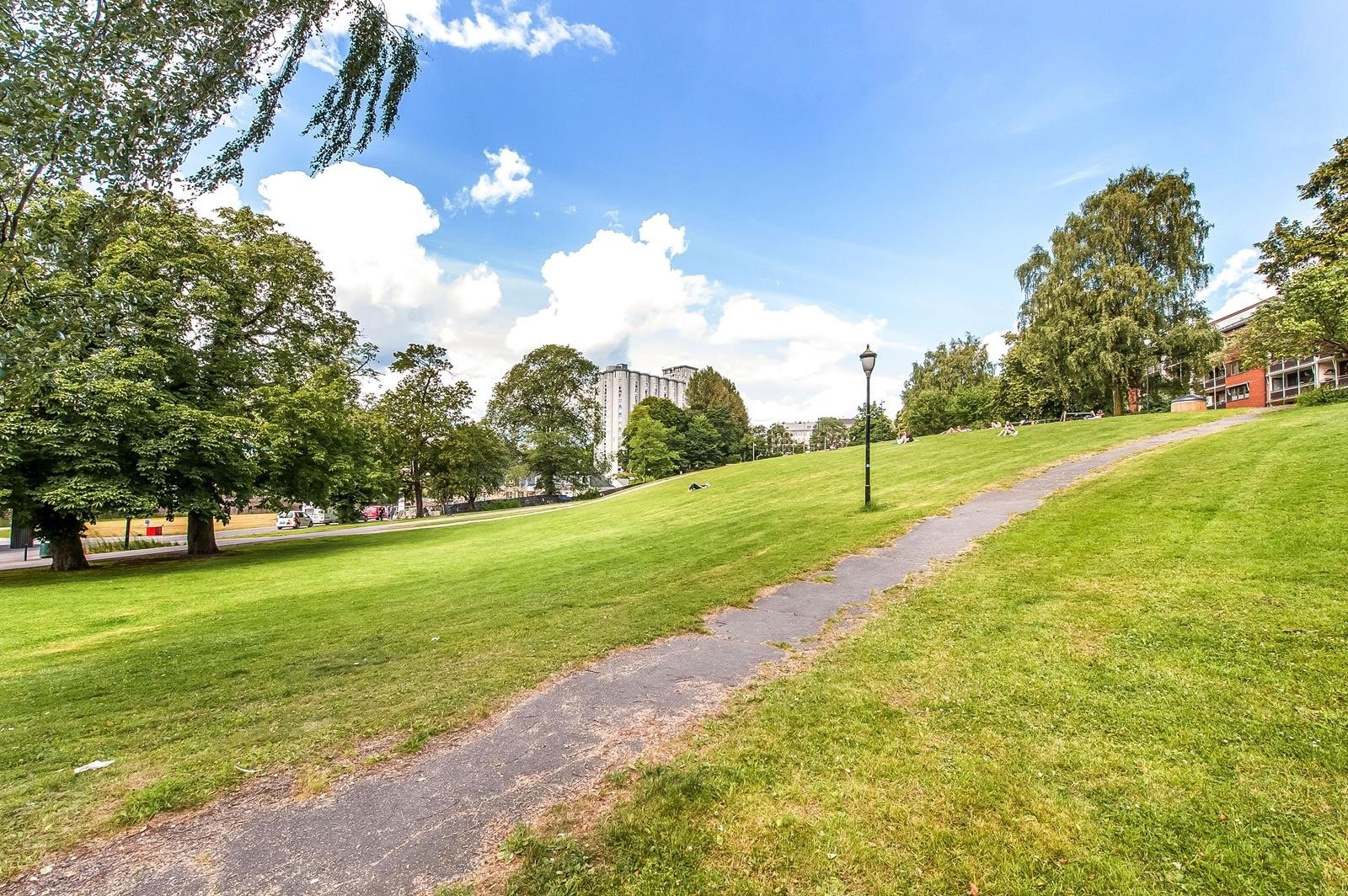 Grünerhagen ligger like ved eiendommen. Her kan solen nytes til langt på kvelden. Galleribilde