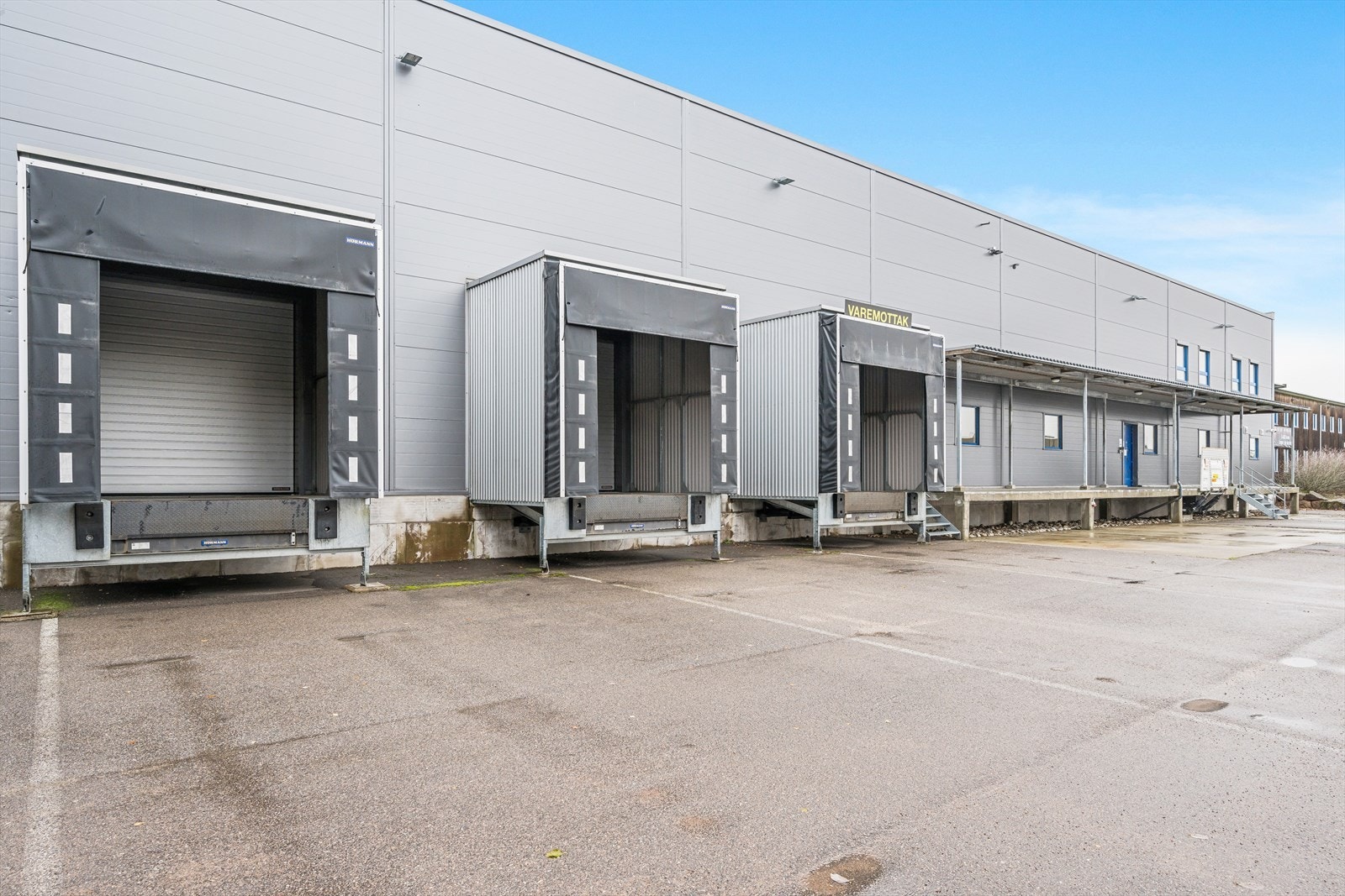 Varemottak/lastehus Galleribilde