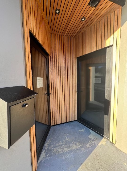 Innngstparti med kodelås - egen inngang til kontorfløy og til møterrom / kjøkken Galleribilde