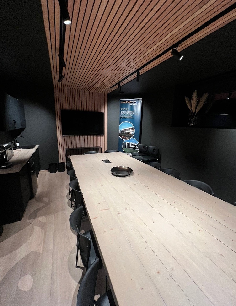 Møterom med kjøkkendel fra når det var i bruk / møblert - dette står tomt idag Galleribilde