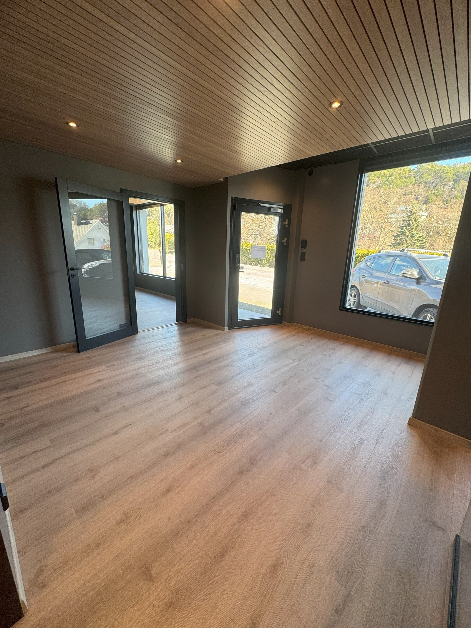 Inngangsparti med plass til f.eks kundemottak / resepsjon Galleribilde