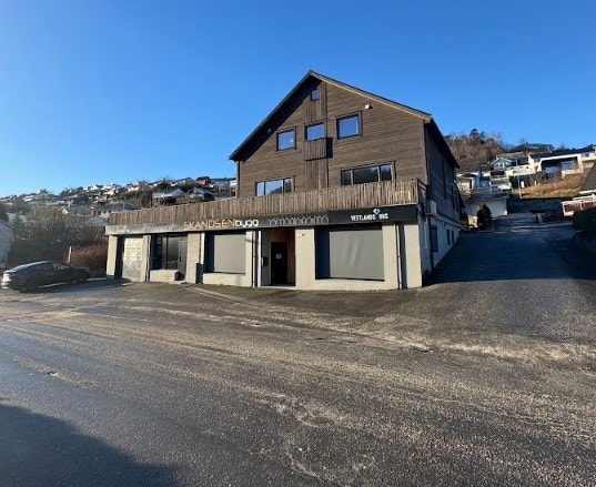 Som en ser på bildet er det store flater til eksponering av firmanavn Galleribilde