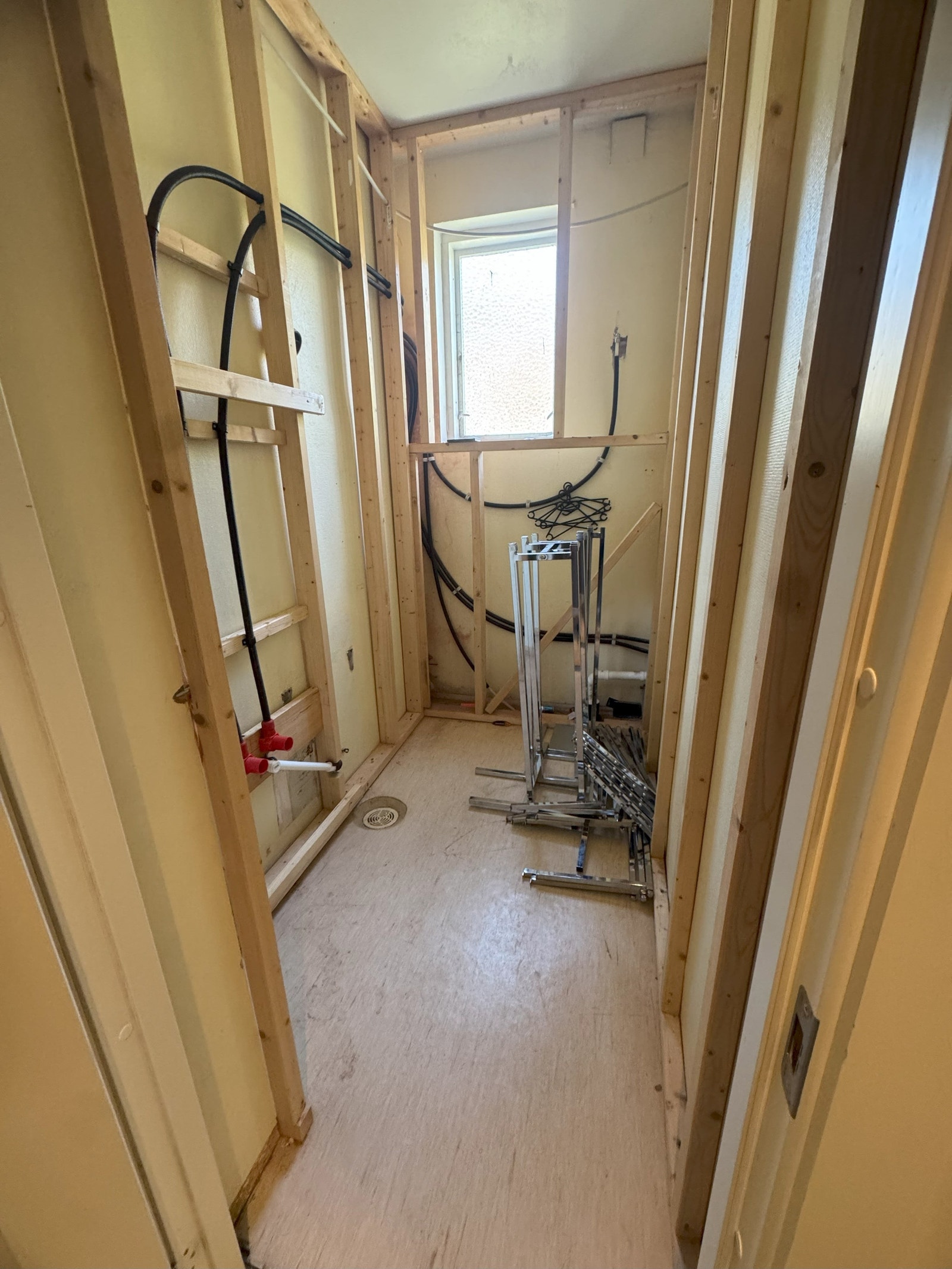 Foreløpig bøttekott, men mulighet til å sette inn ekstra toalett / dusj Galleribilde